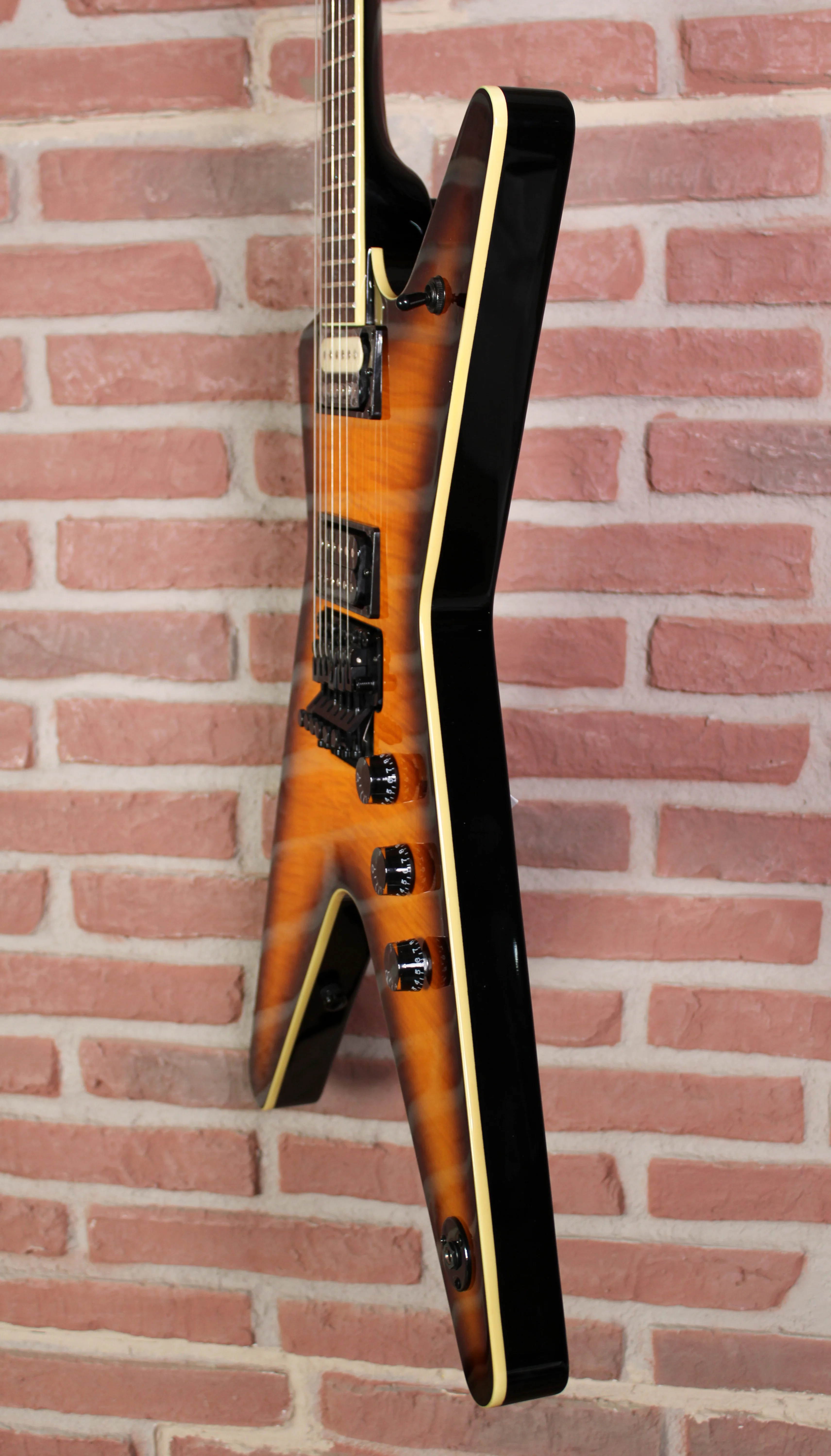 Dean Guitars ML 79 Floyd Flame Top Duncans TBZ -Seitenansicht des Gitarrenkorpus