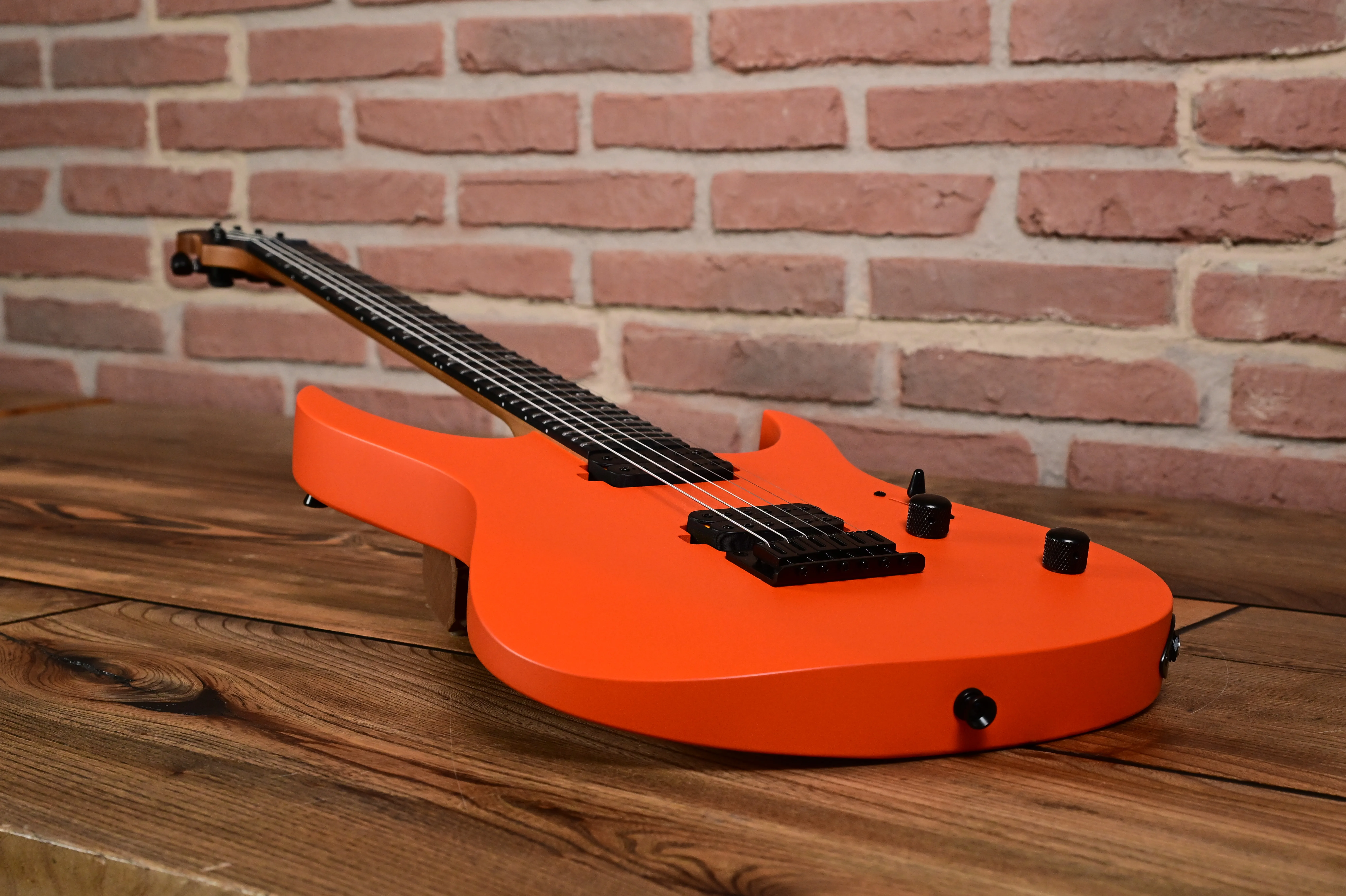 E-Gitarre, orange Korpus, massiver Korpus, schwarze Tonabnehmer, sechssaitig