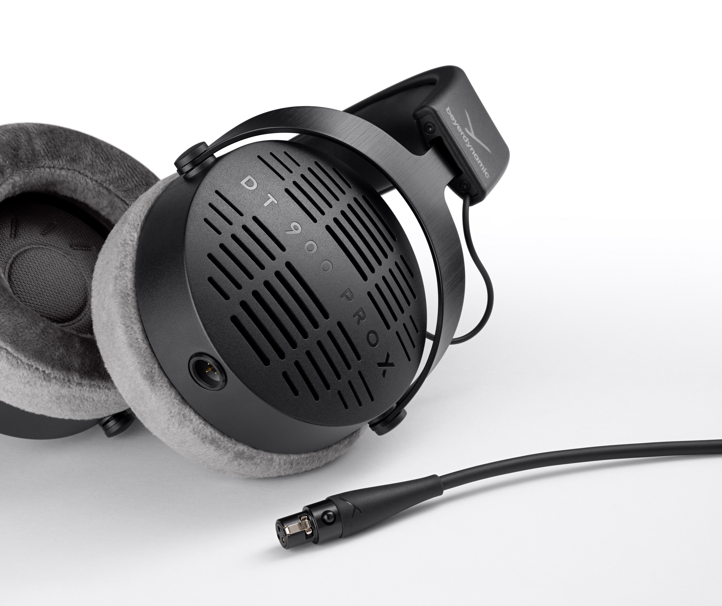 Offene Rückseite des DT 900 PRO X mit sichtbarem Gitterdesign
