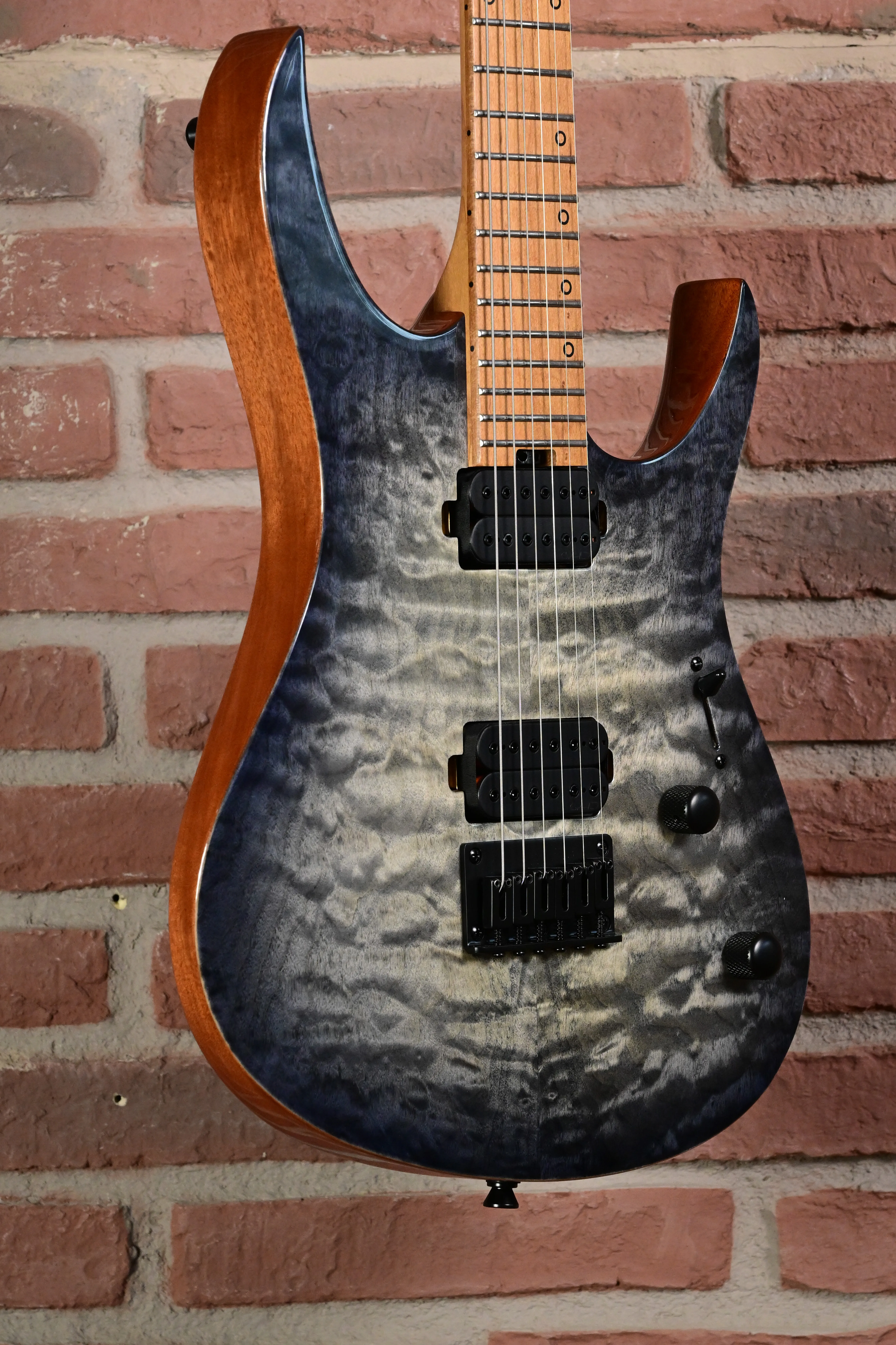 E-Gitarre, sechssaitig, Ahornhals, gemaserte Decke, schwarze Tonabnehmer