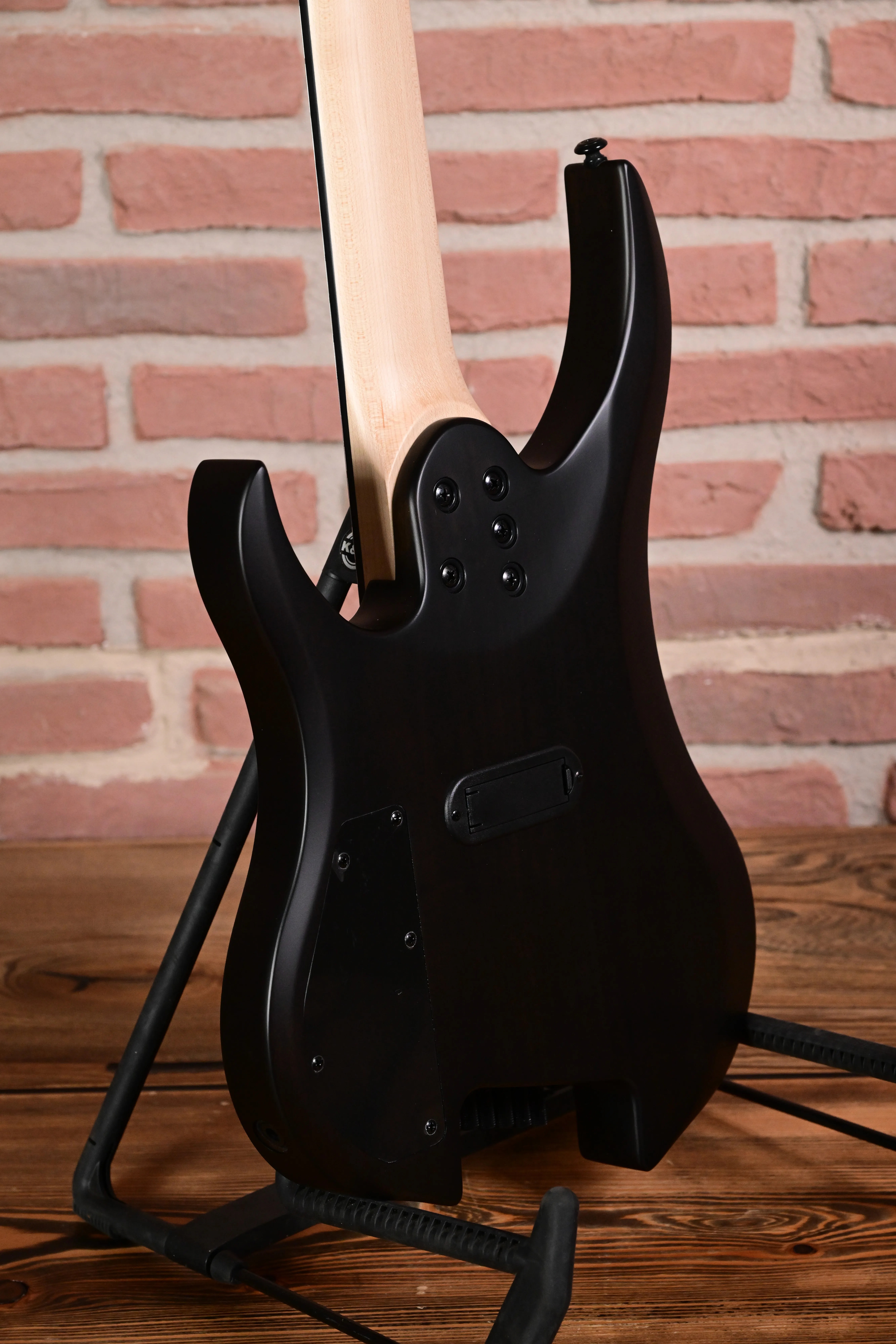 E-Gitarre, schwarzer Korpus, Ahornhals, geschraubter Hals, Gitarrenständer