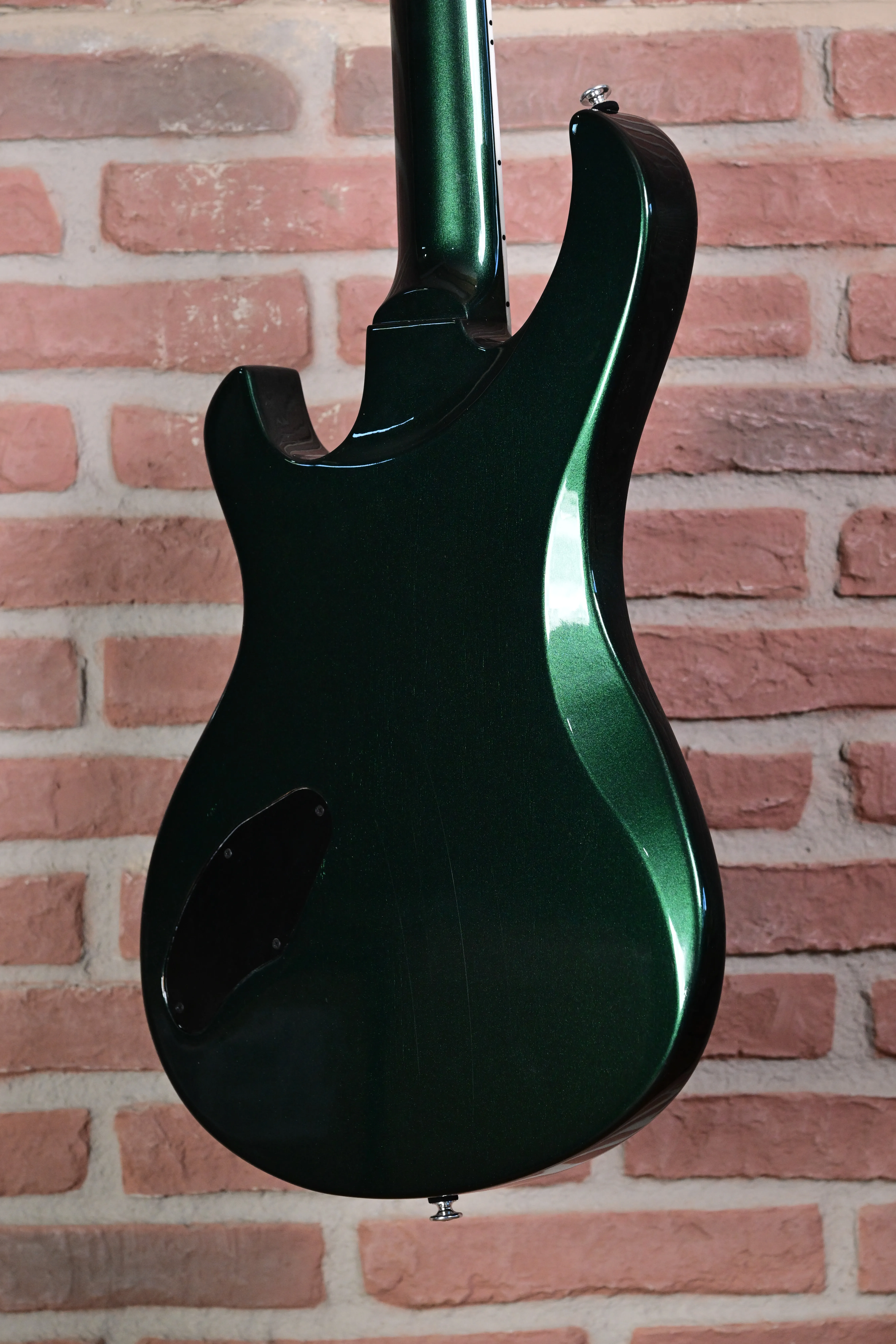 E-Gitarre, dunkelgrün, glänzende Lackierung, massiver Korpus, Rückansicht