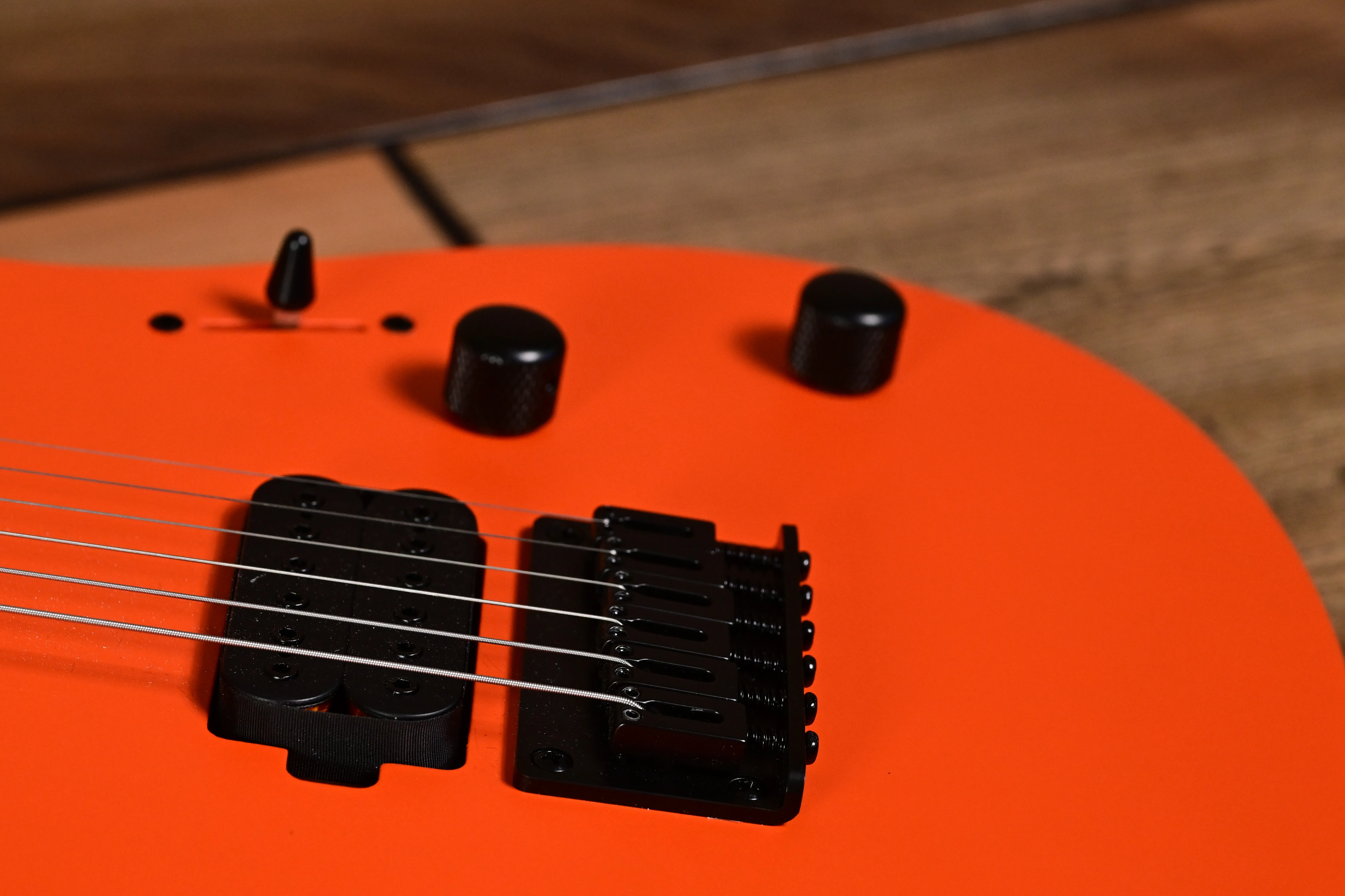 E-Gitarre, Orangefarbener Korpus, Schwarze Tonabnehmer, Sechs Saiten
