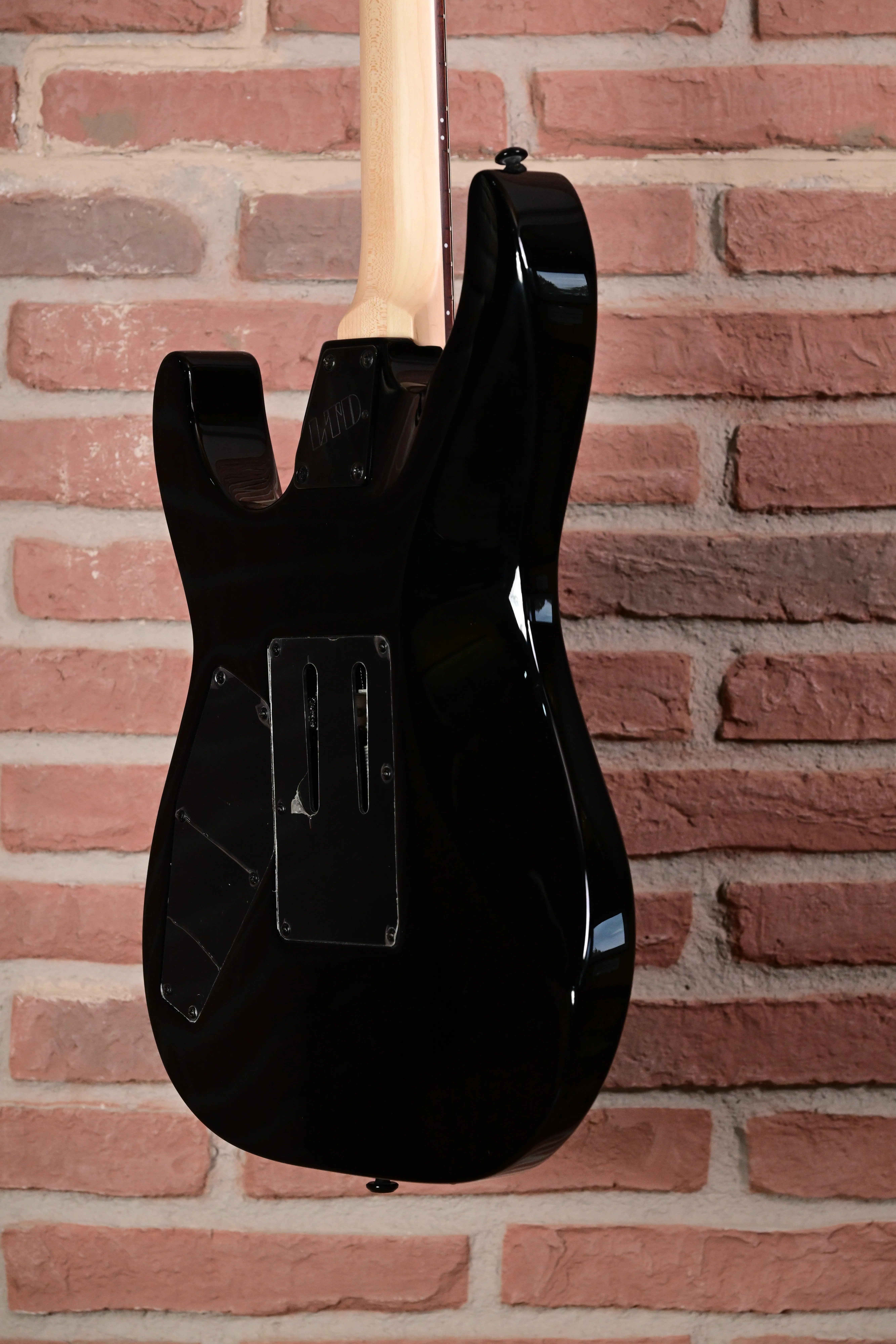 E-Gitarre, schwarzer Korpus, Hochglanzlack, Holzhals