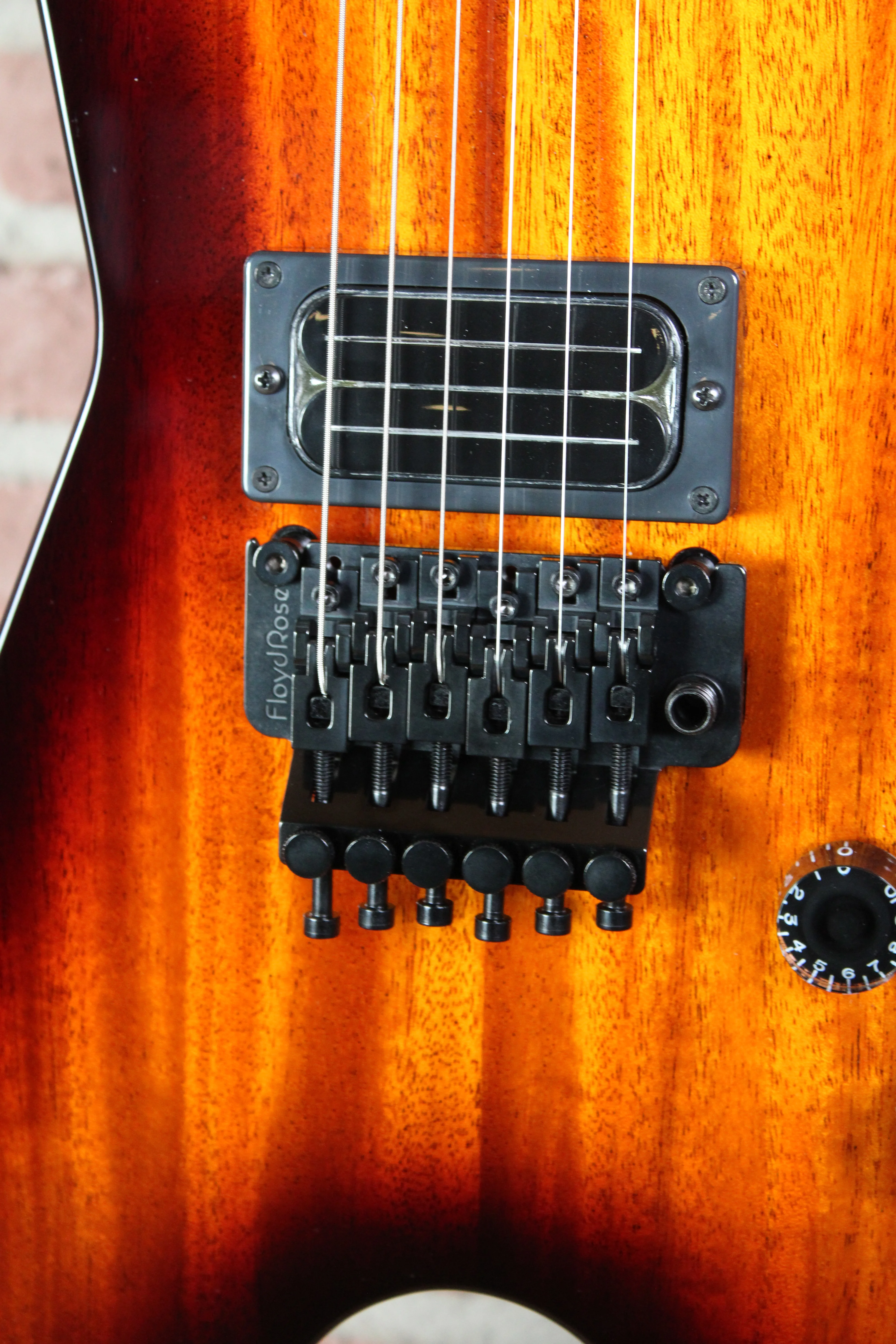Dean Guitars USA Custom Shop ML Floyd Mahogany - Dreiviertelansicht: ¾ Perspektive Dean Guitars USA Custom Shop ML Floyd Mahogany - Korpus mit Bridge und Pickups