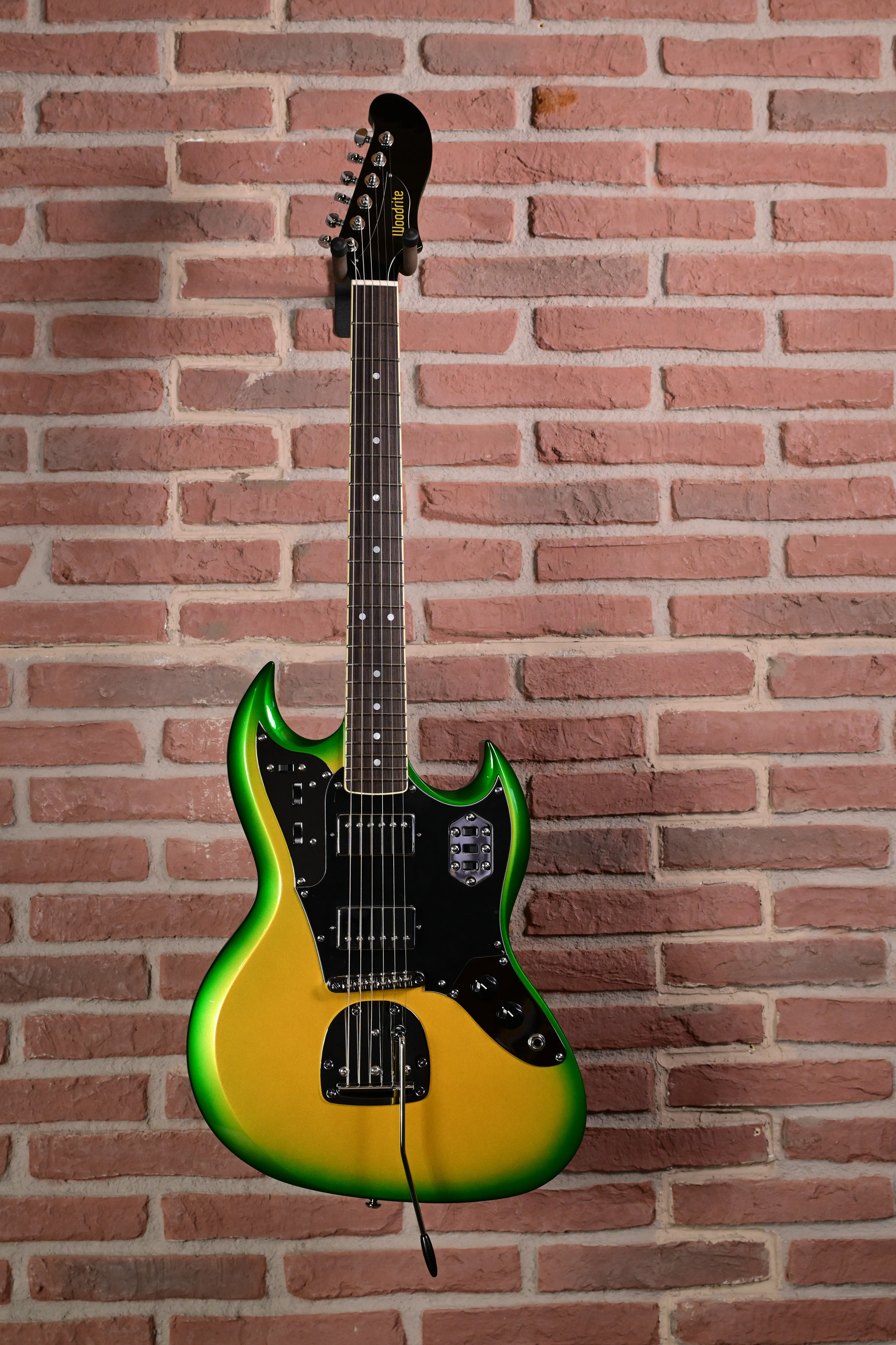 E-Gitarre, Massivholzkorpus, Grün-gelber Farbverlauf, Doppelspulen-Tonabnehmer, Schwarzes Schlagbrett