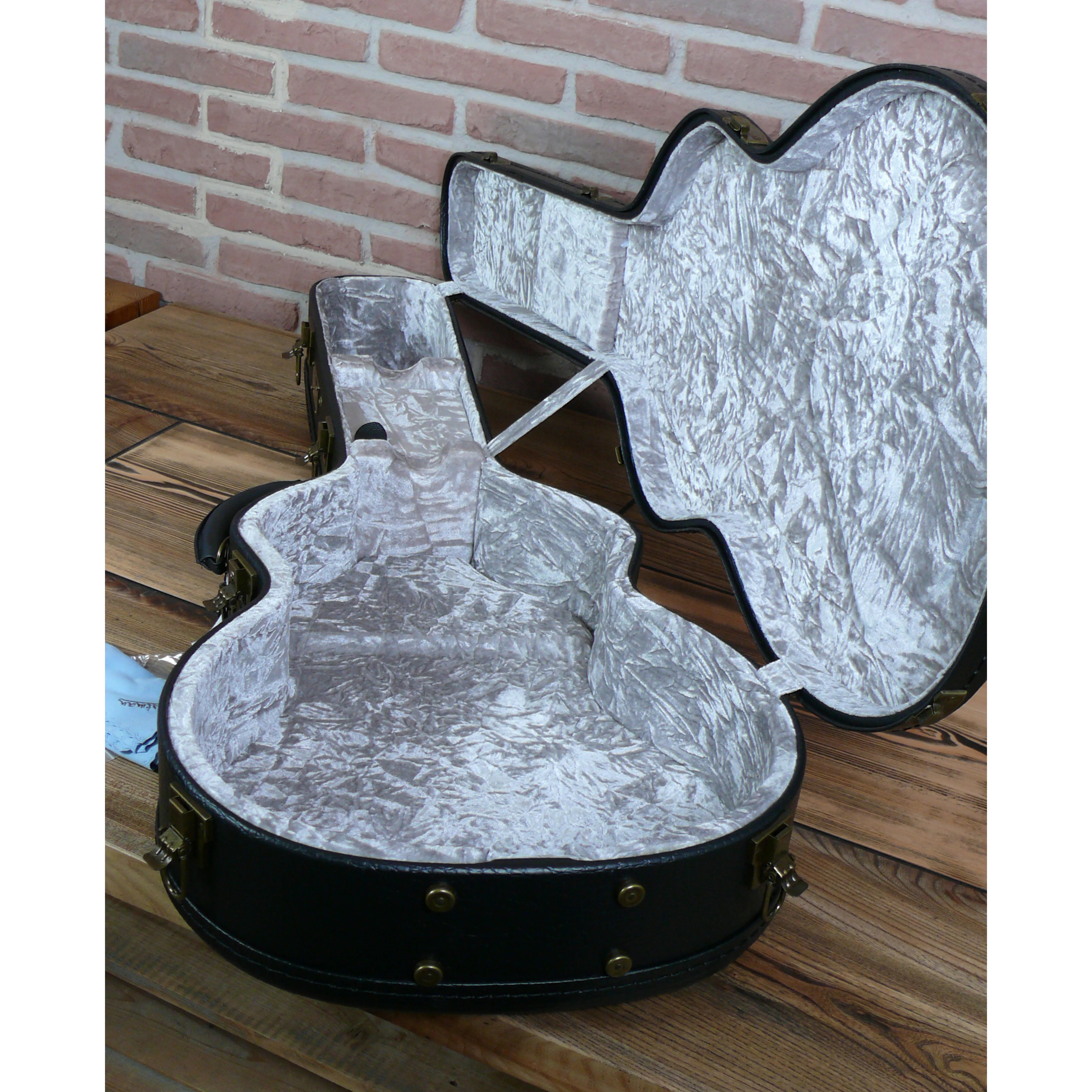 Eastman AC522CE-GB Gesamtansicht Case