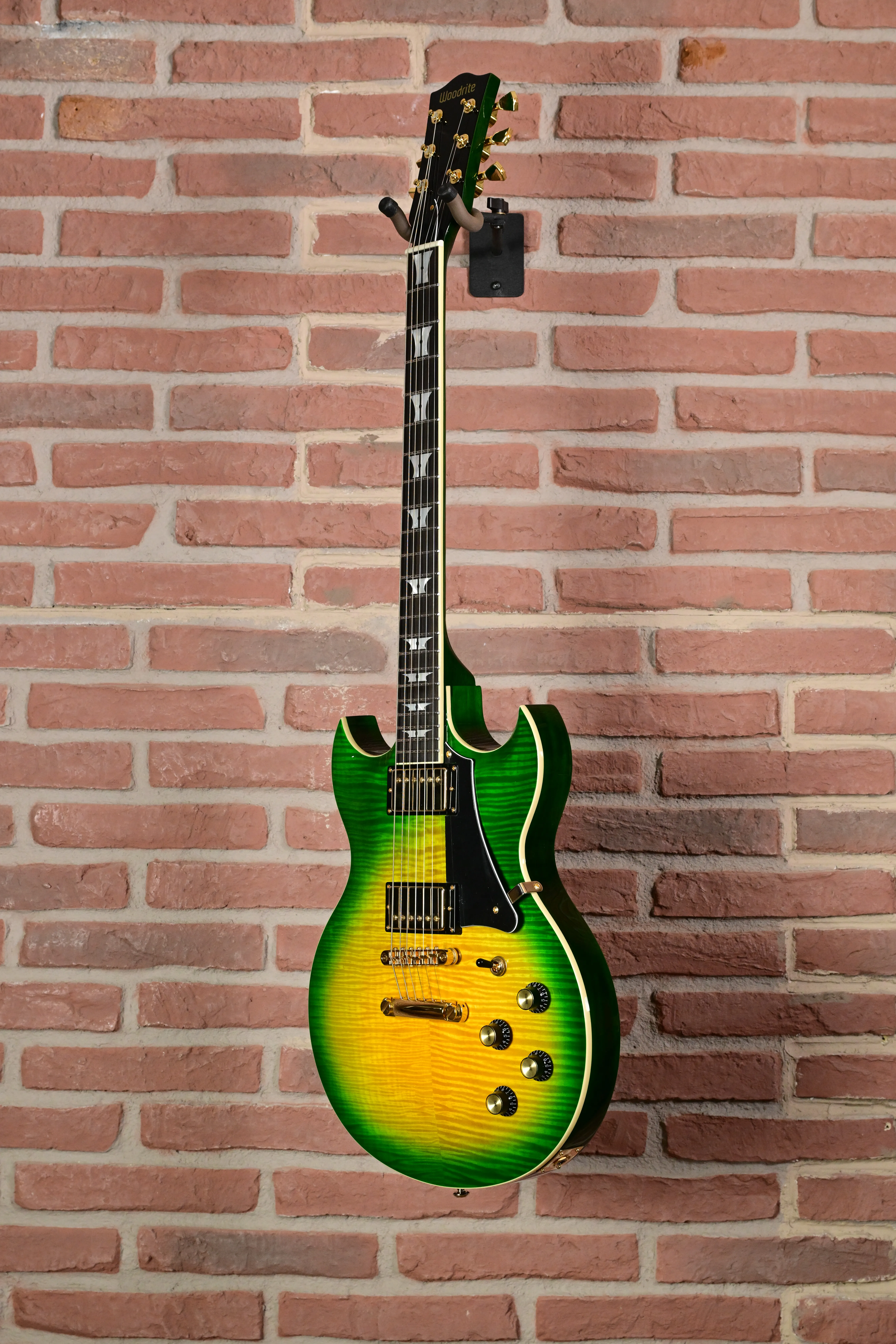 E-Gitarre, Massivkorpus, Grün-gelber Farbverlauf, Flamed-Maple-Maserung, Doppelcutaway