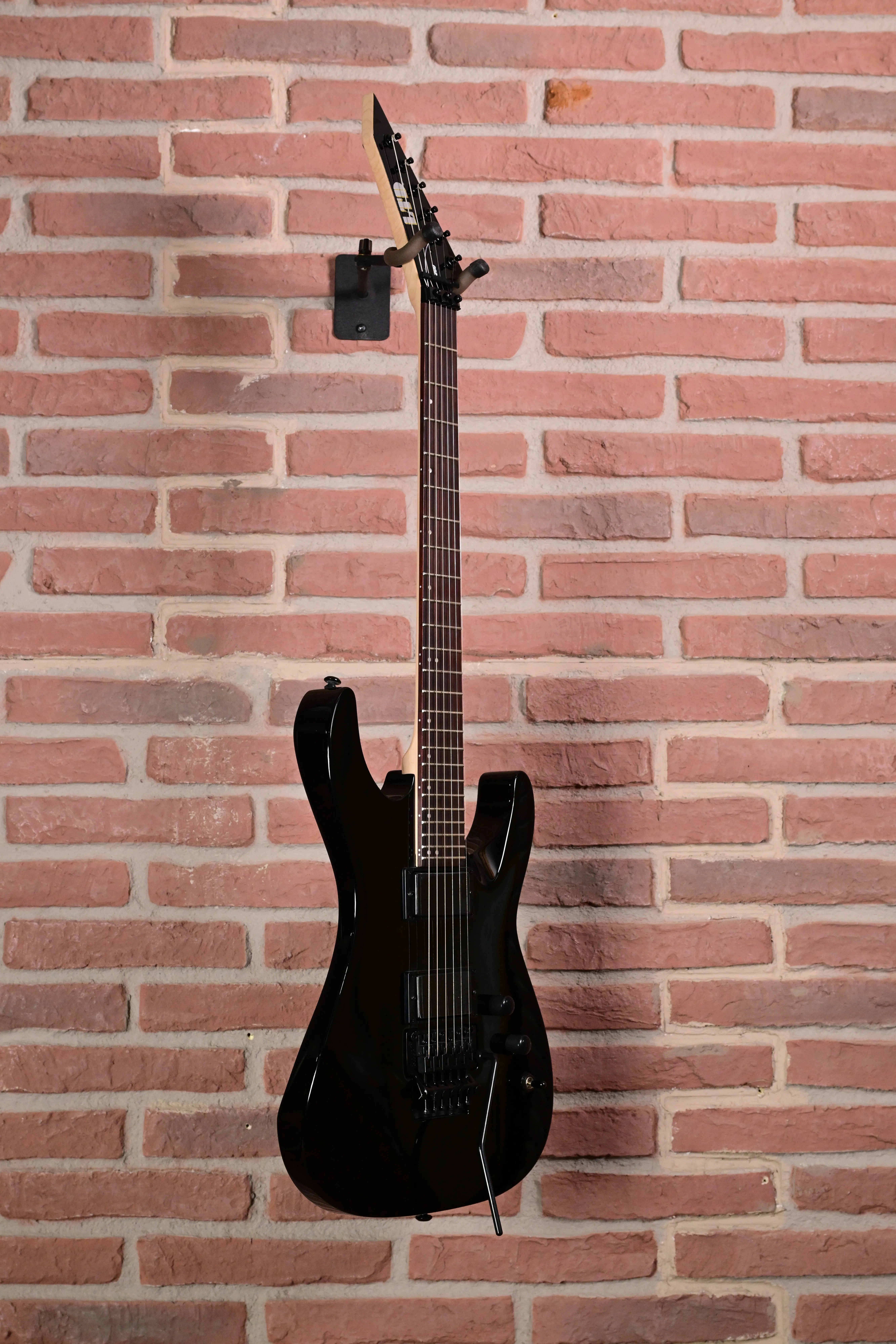 E-Gitarre, schwarzer Korpus, Solidbody, Doppel-Cutaway, Stahlsaiten