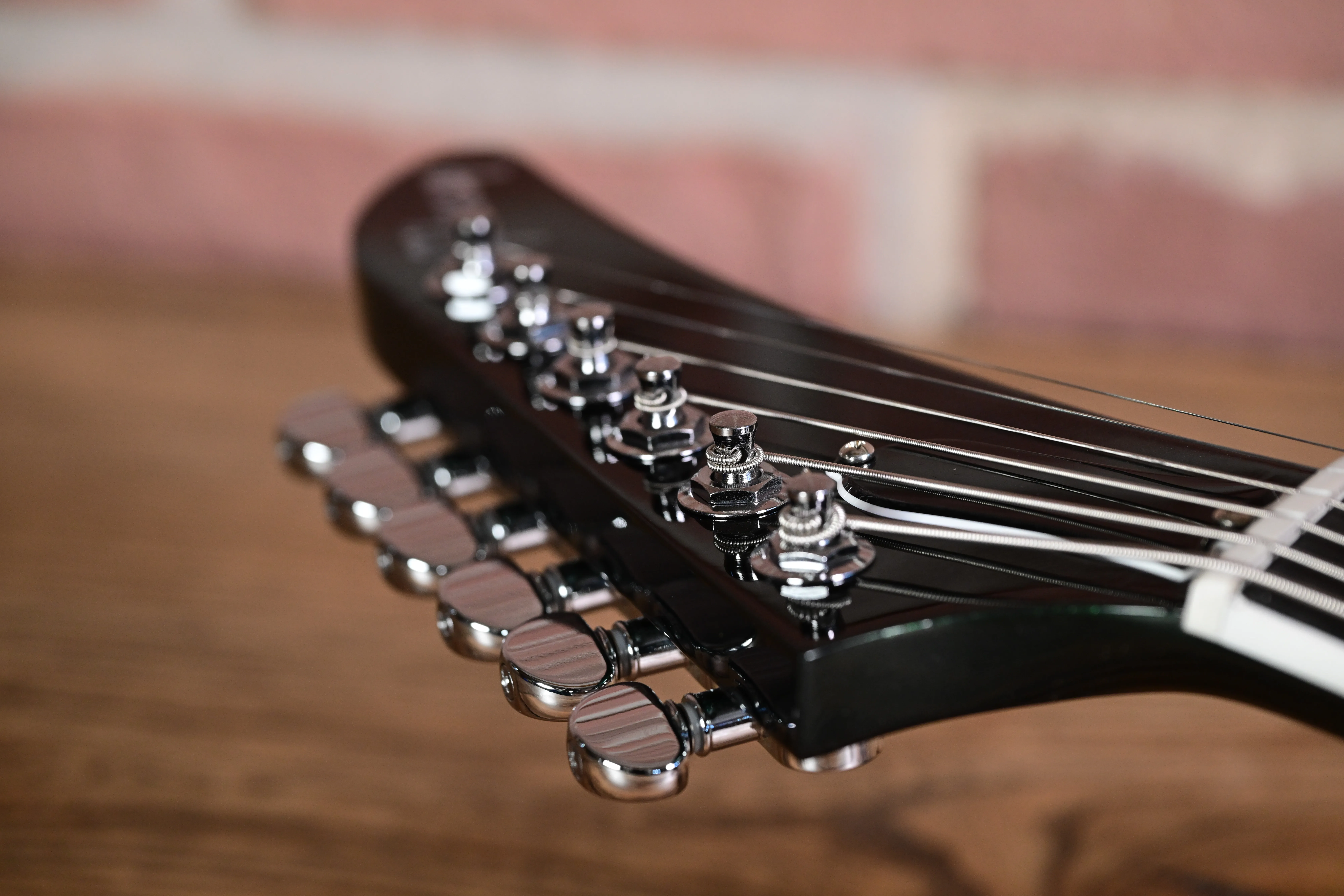 E-Gitarre, Gitarrenkopf, schwarzes Finish, Metallsaiten, Stimmmechaniken