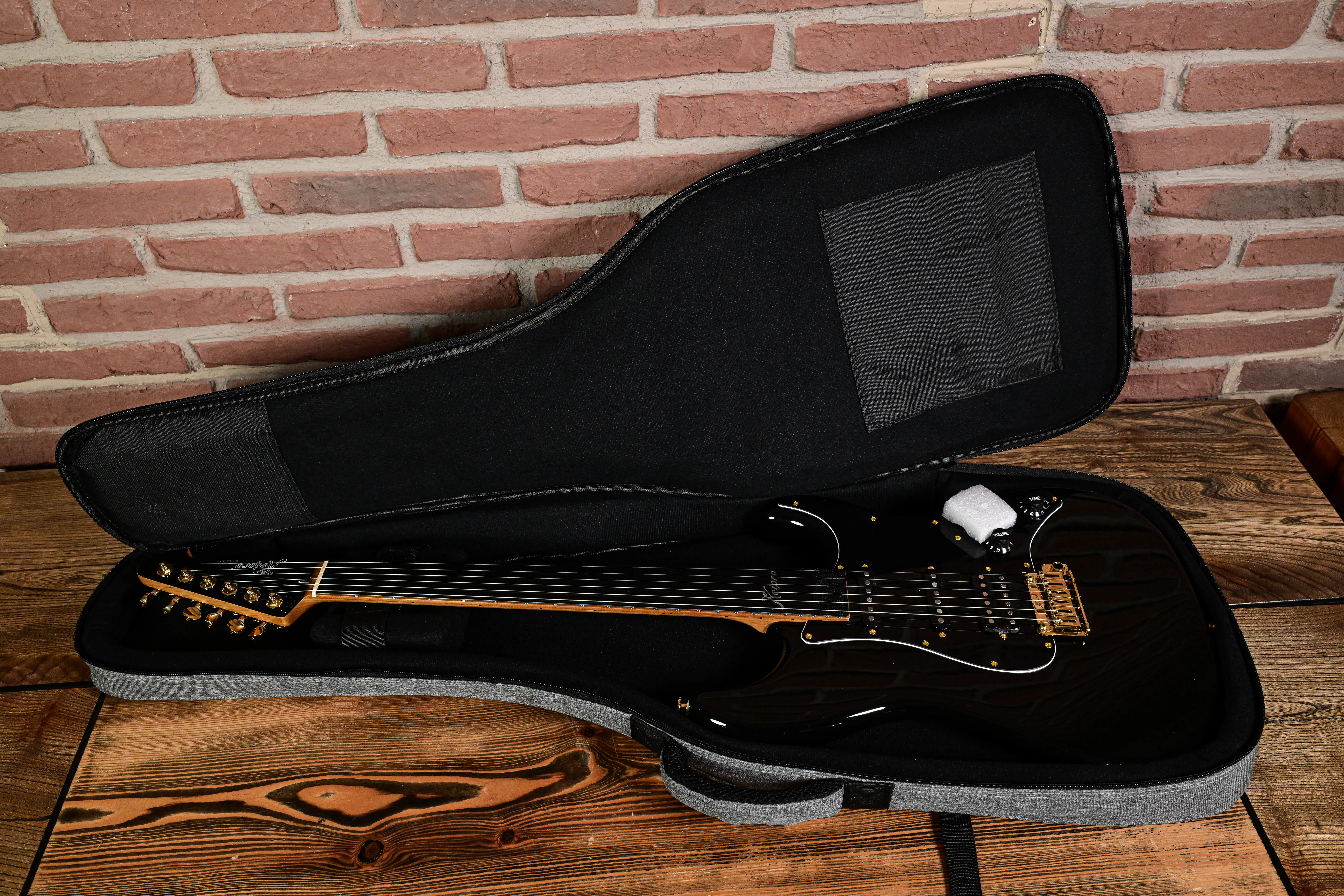 KS-Deluxe Gold Maple SSH Black E-Gitarre
