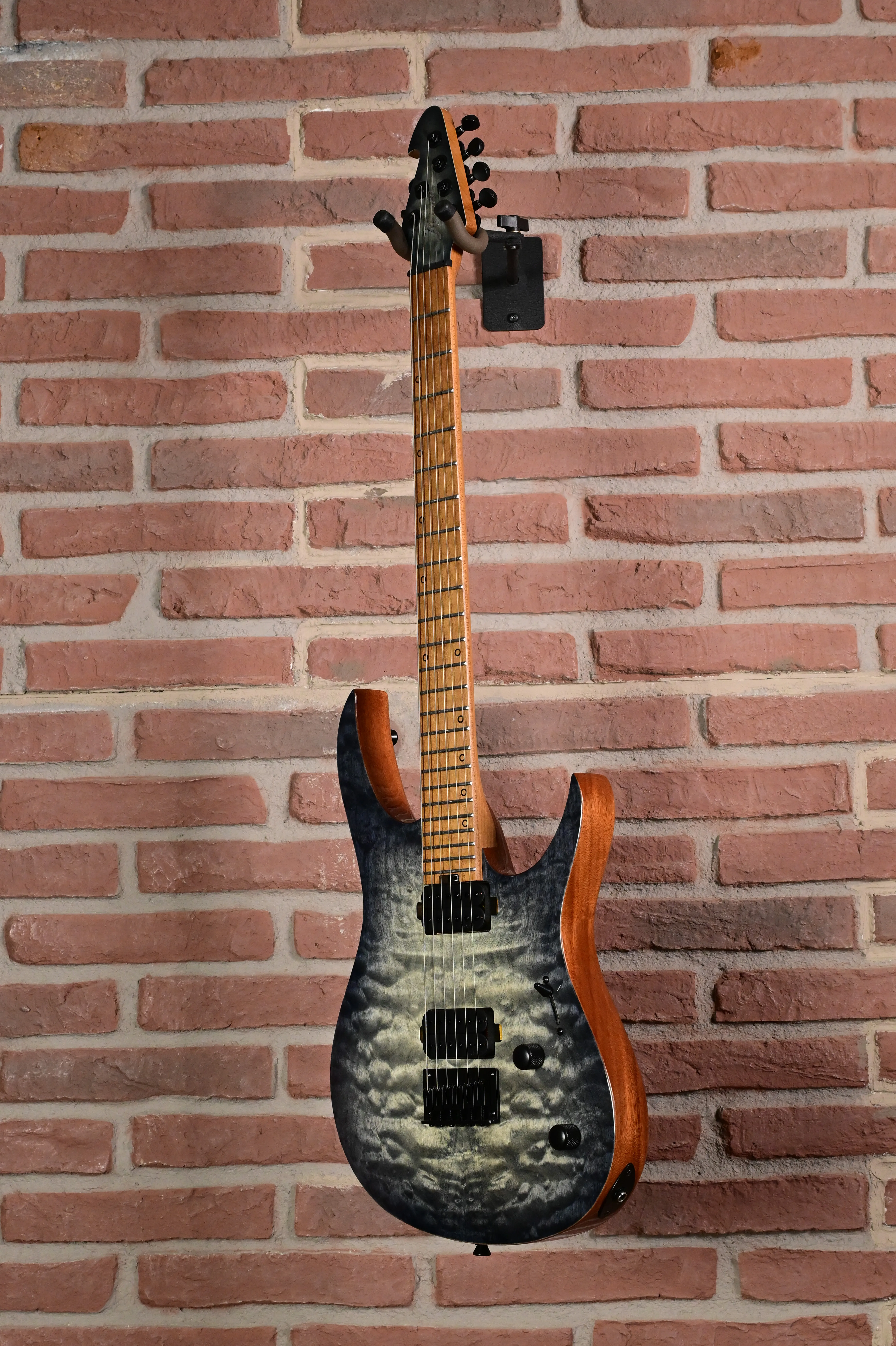 E-Gitarre, Sechssaiter, geflammte Decke, grau-schwarzes Finish, Naturholz-Korpus