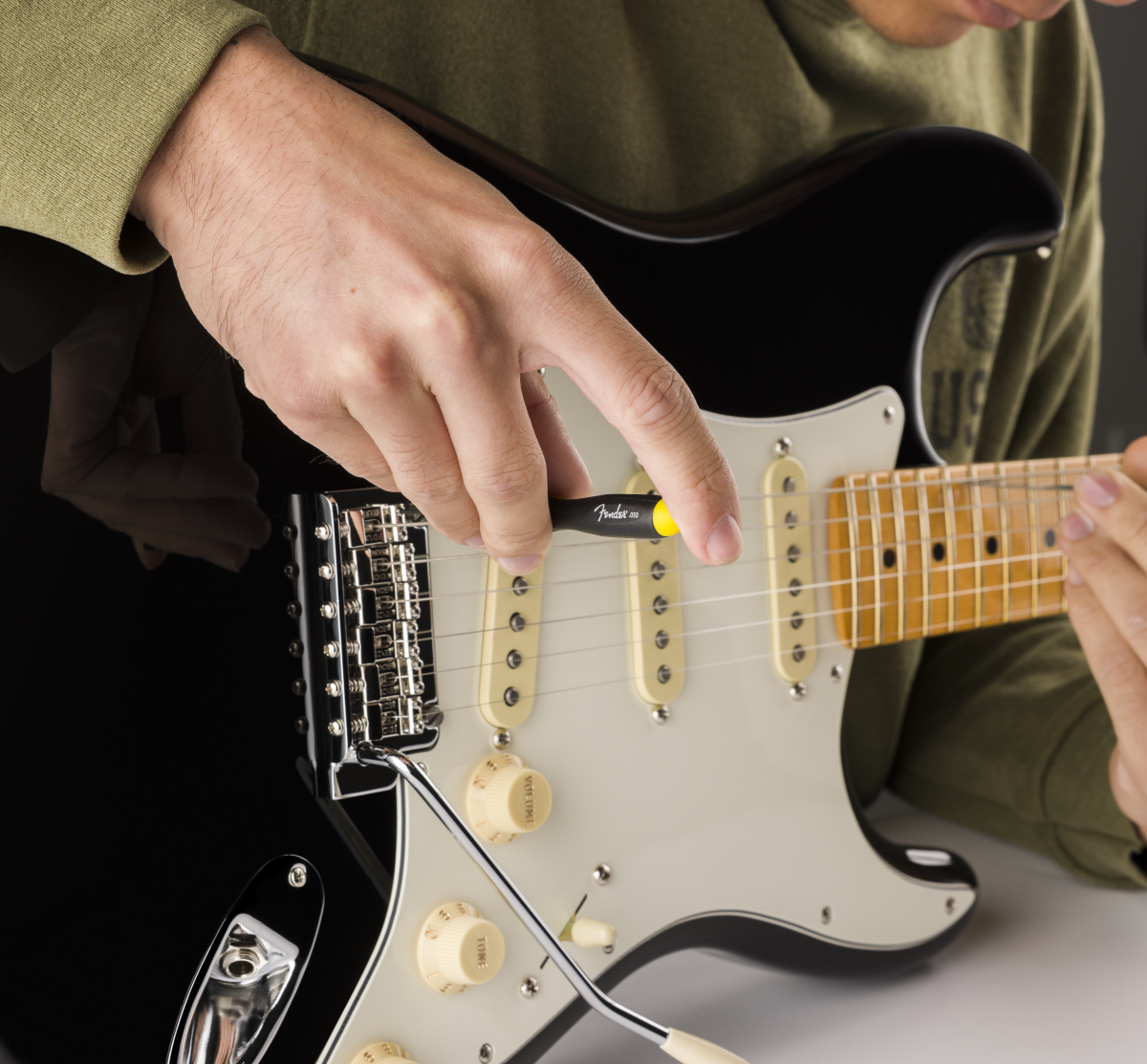 E-Gitarre, schwarzer Korpus, weißes Schlagbrett, drei Single-Coil-Tonabnehmer, Ahornhals