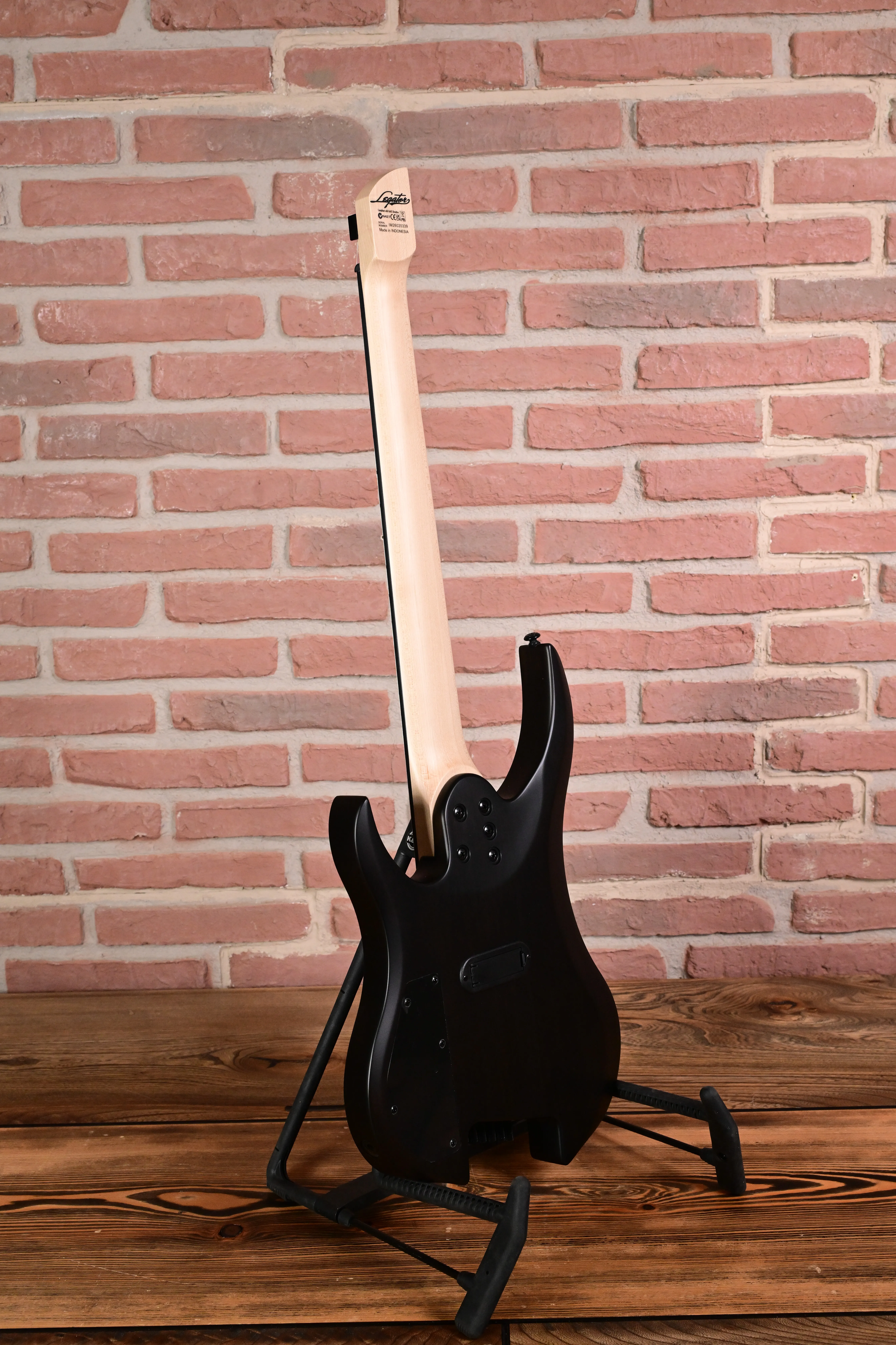 E-Gitarre, schwarzer Korpus, Ahornhals, Massivkorpus, Gitarrenständer