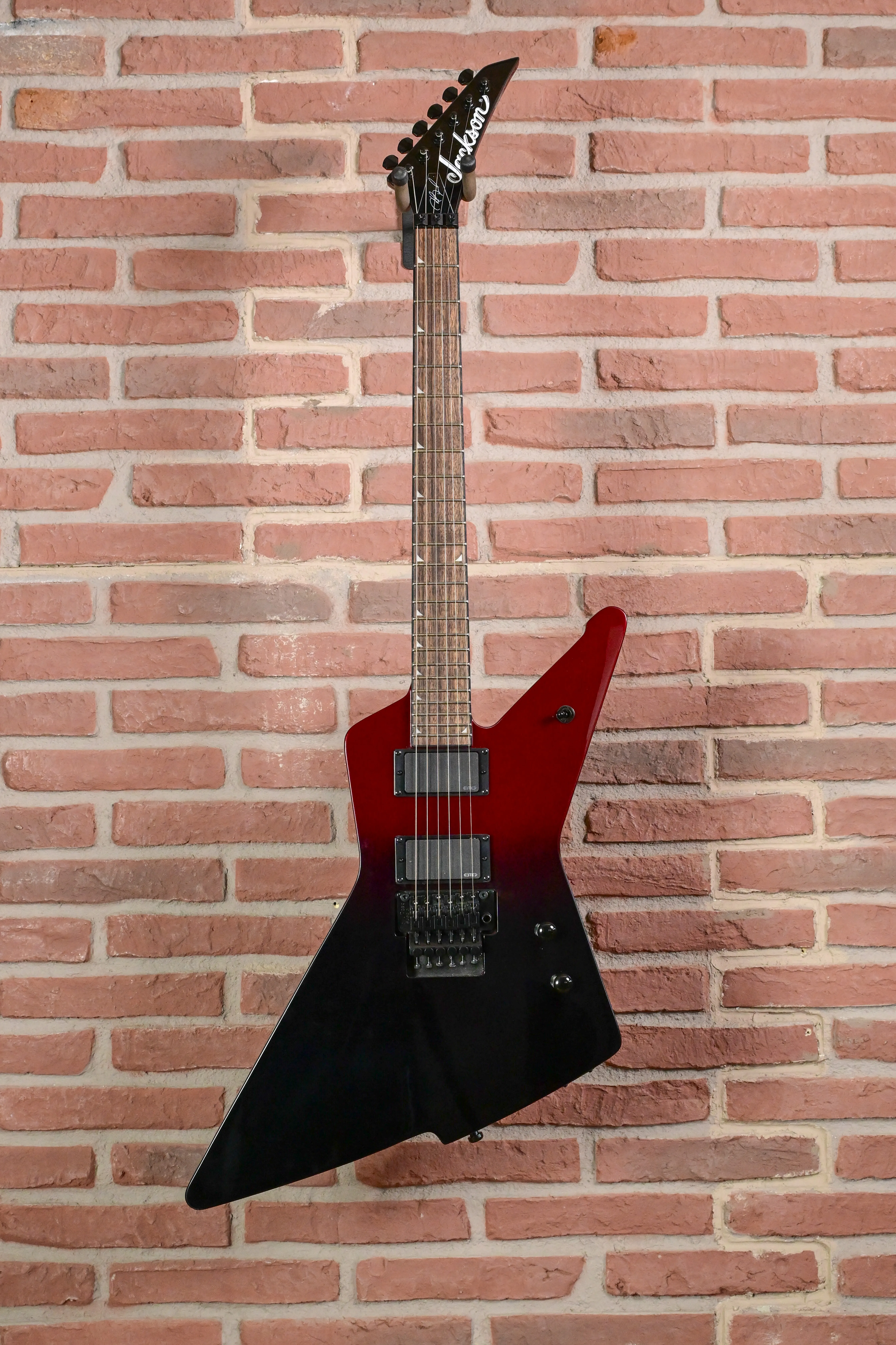 E-Gitarre, Mahagonikorpus, Rot-schwarzer Farbverlauf, Explorer-Form, Doppelspulen-Tonabnehmer