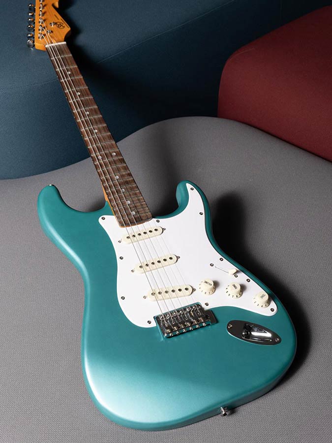 E-Gitarre, türkis, Massivholzkorpus, weißes Schlagbrett, drei Tonabnehmer