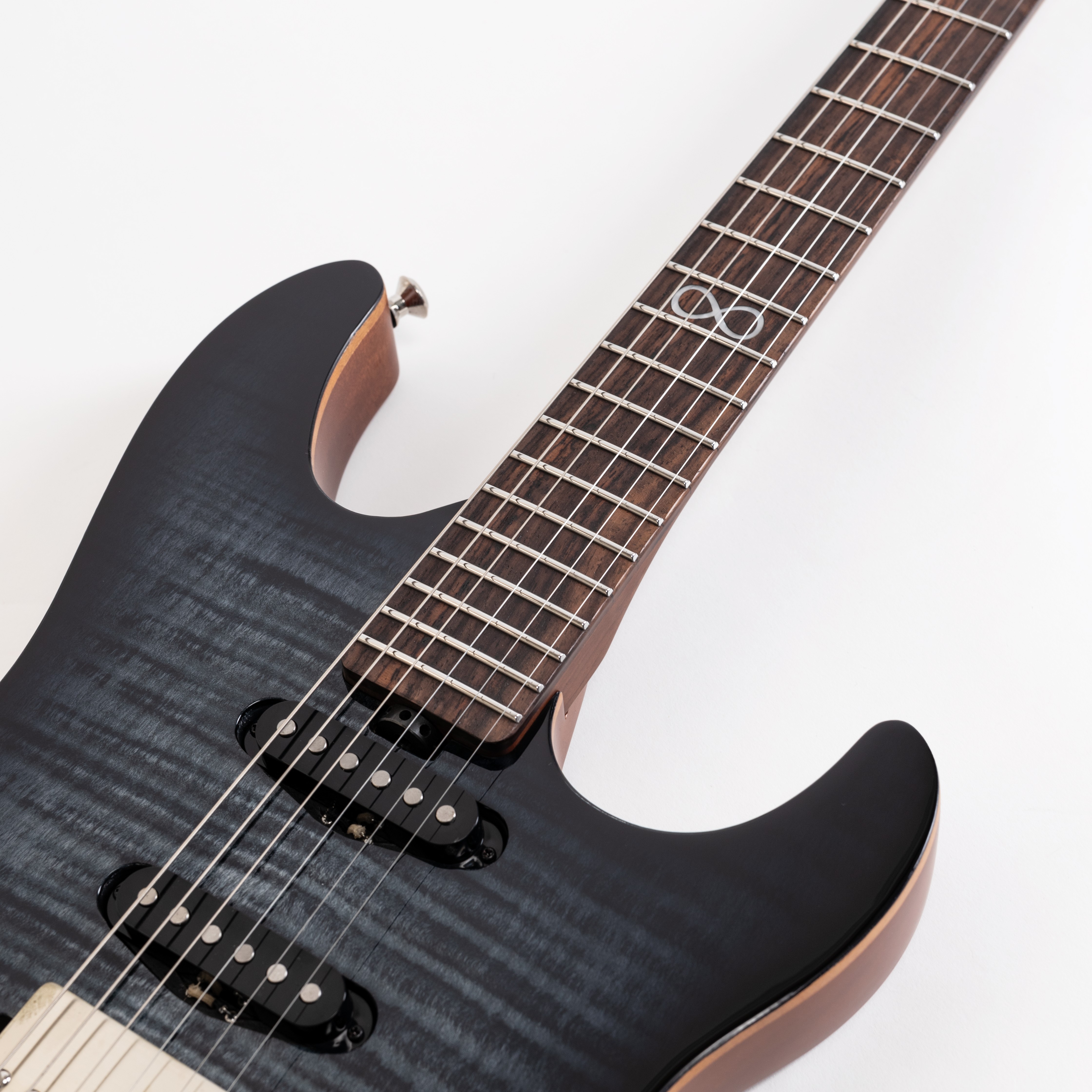 E-Gitarre, sechs Saiten, dunkelgrau, geflammte Decke, Single-Coil-Tonabnehmer