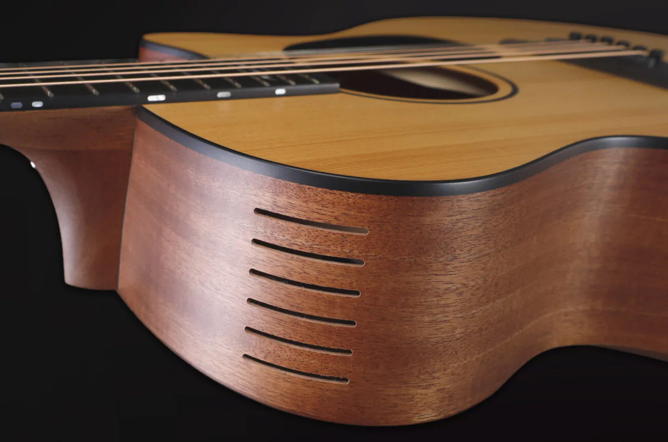 Akustikgitarre, Holzkorpus, Naturholzdecke, Seitenschalllöcher, Stahlsaiten