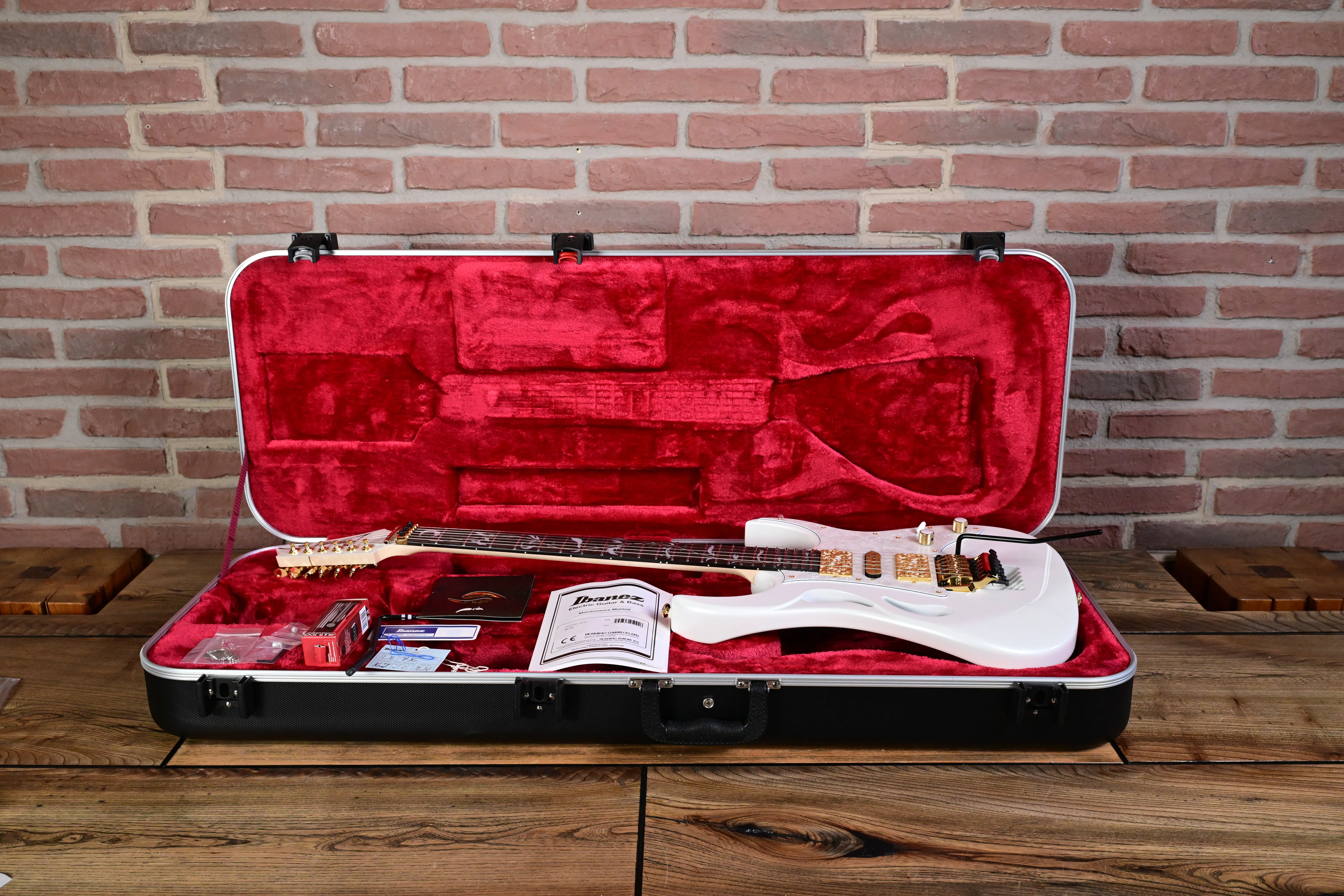 PIA3761-SLW Steve Vai Signature E-Gitarre Stallion White