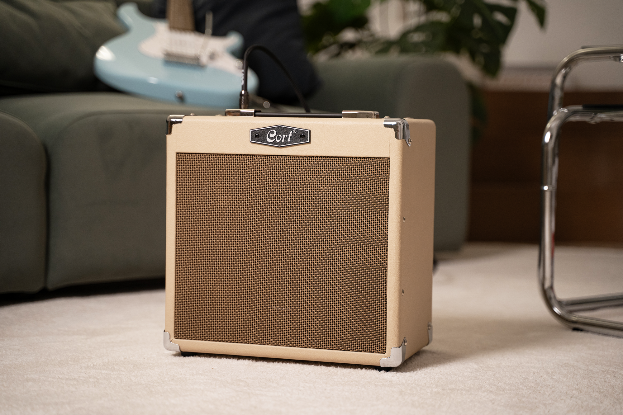 Gitarrenverstärker, Beige Gehäuse, Lautsprechergitter, Tragegriff, Cort