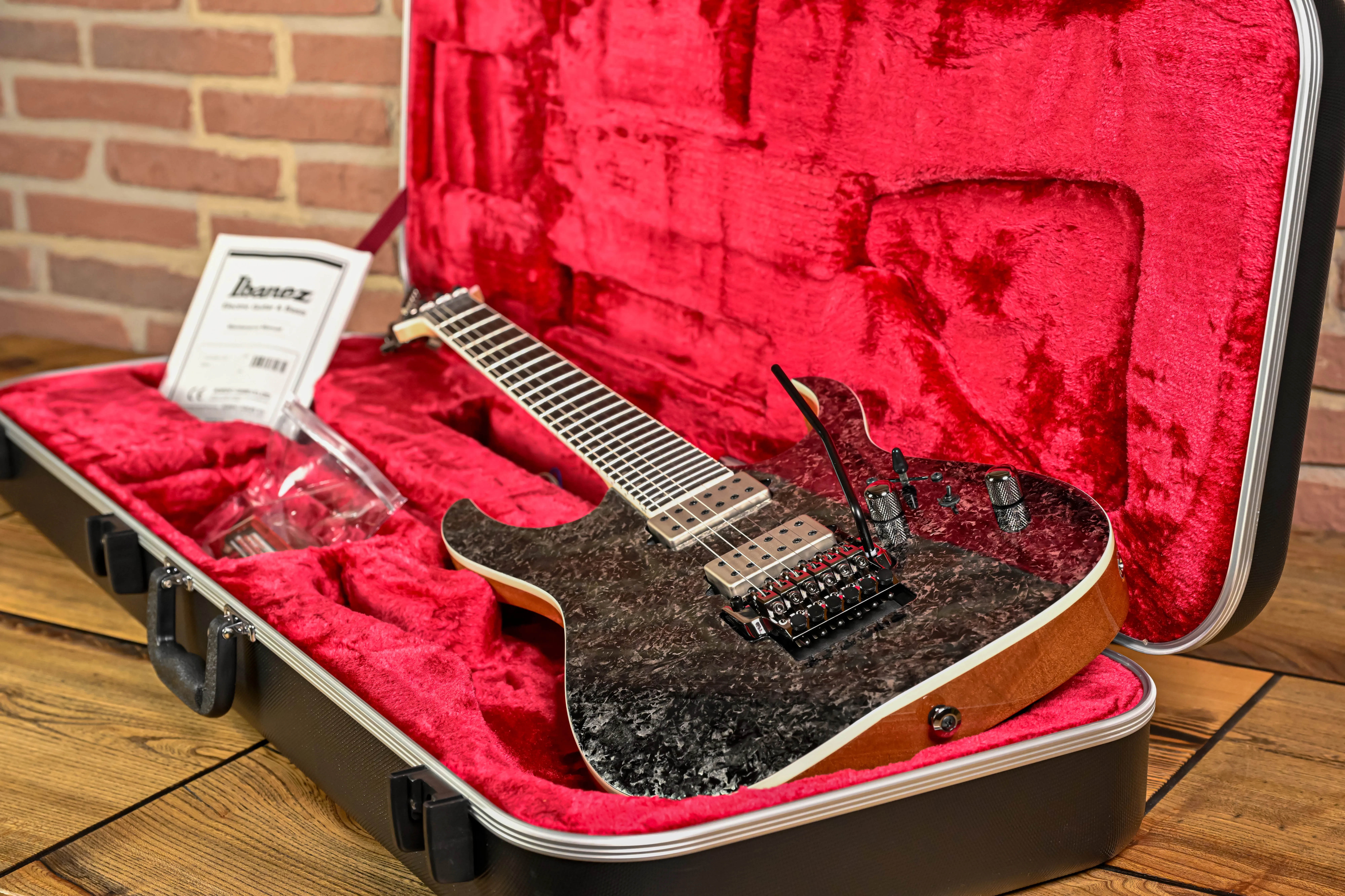 Ibanez RG5320R-CSW Prestige im passenden Hartschalenkoffer