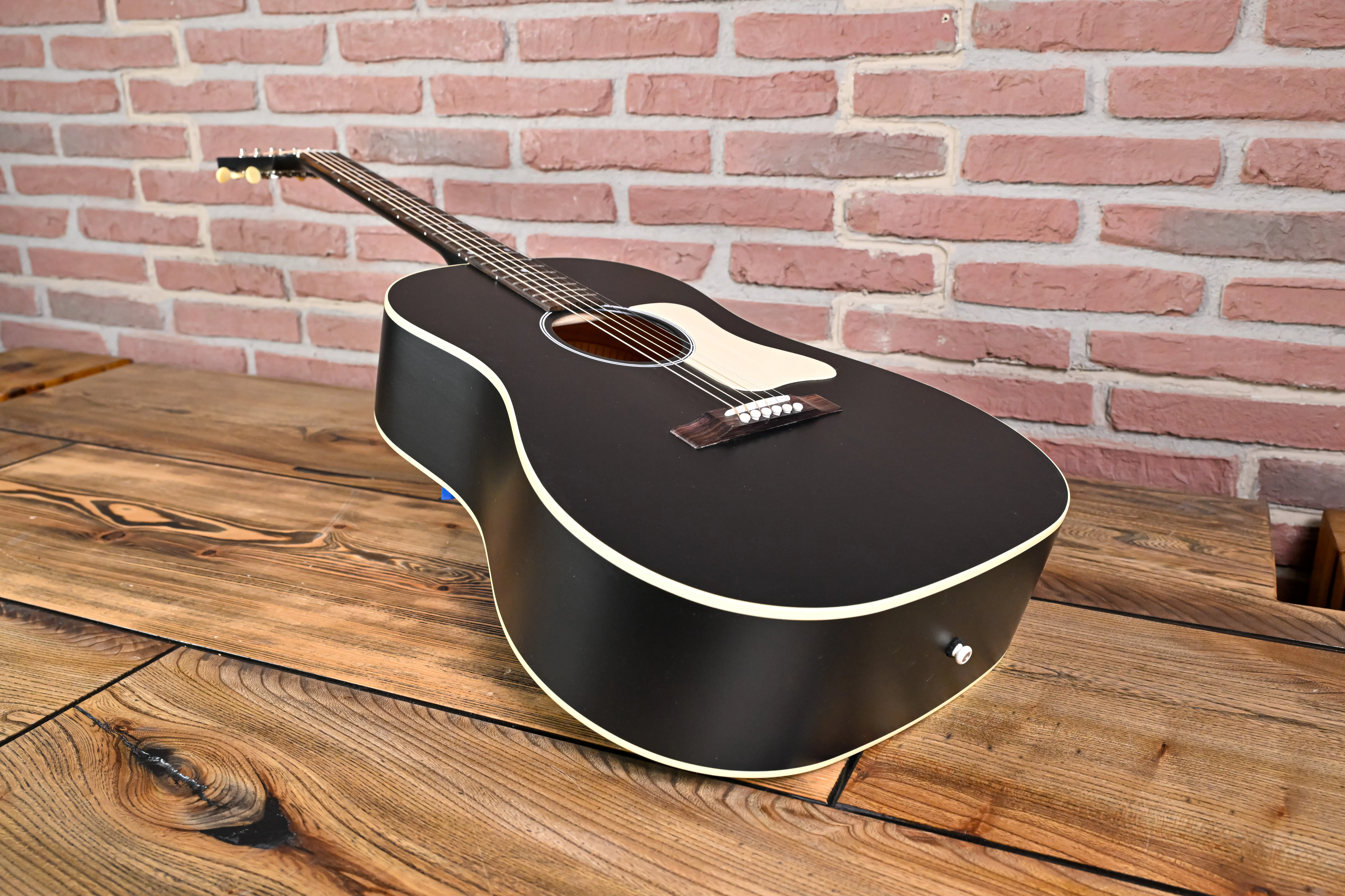 J-45 Century 12-Fret Ebony Westerngitarre