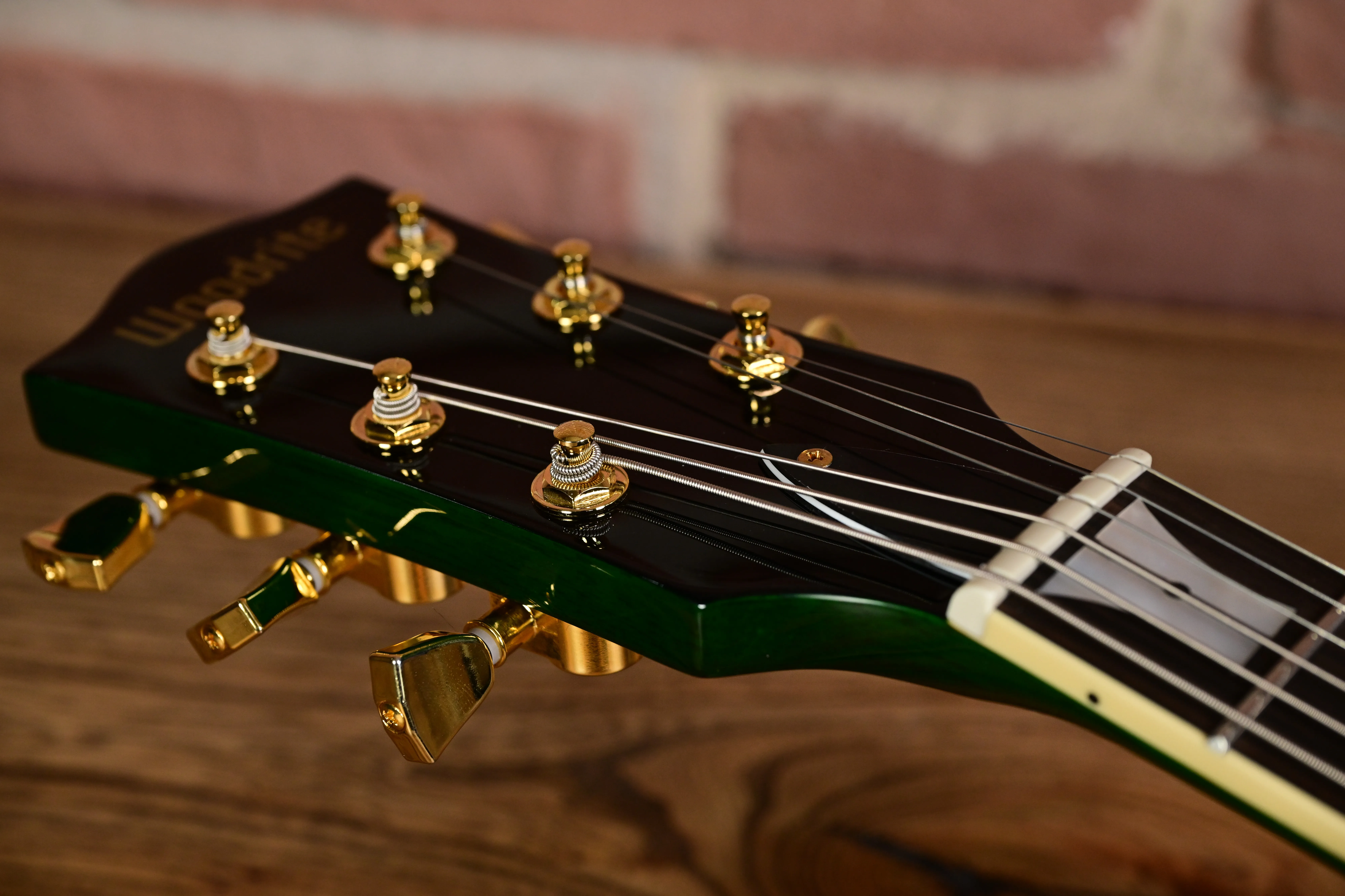 Gitarrenkopf, E-Gitarre, goldene Mechaniken, grünes Finish, schwarzes Griffbrett