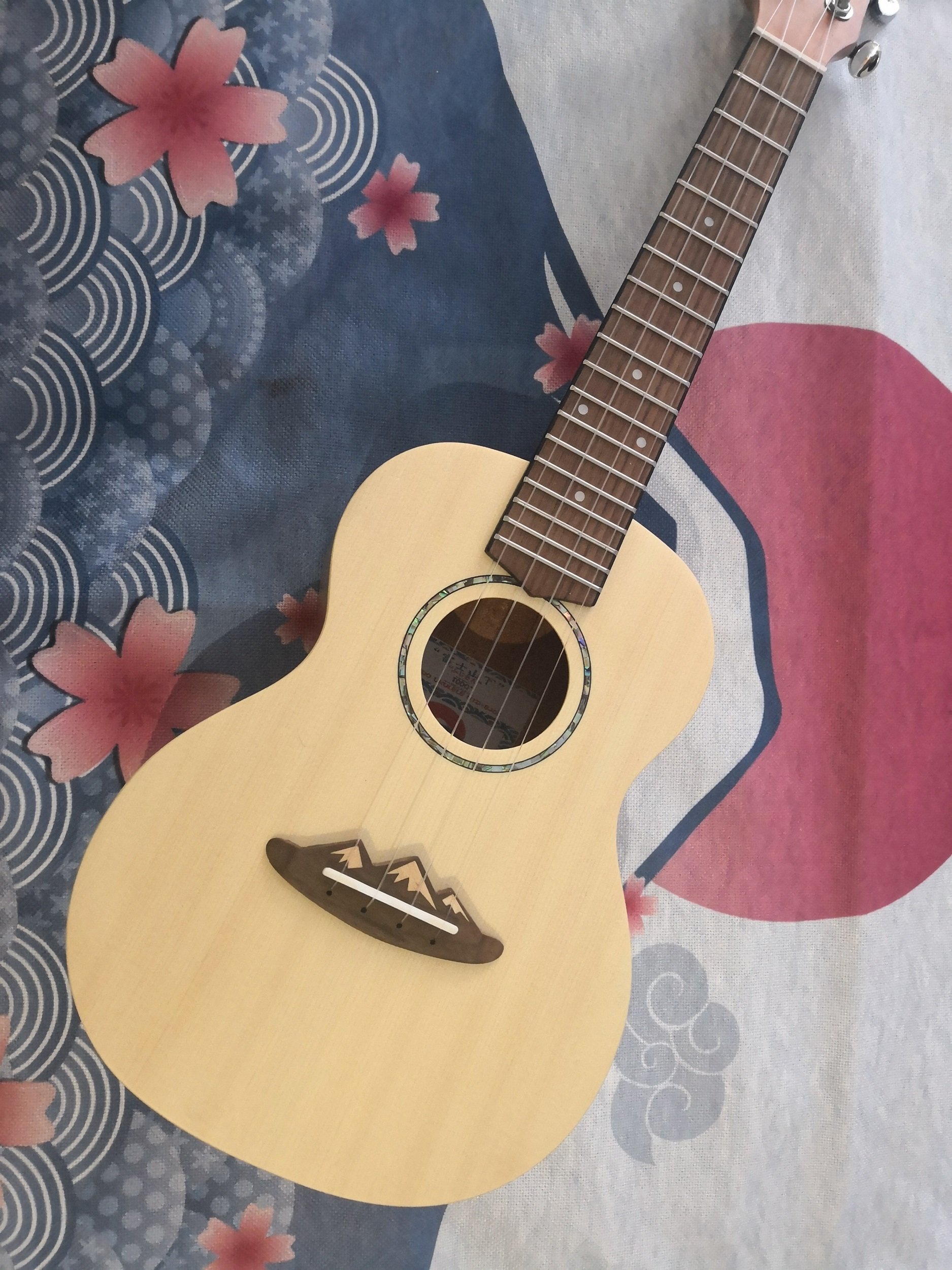 Mountain Fuji Ukulele Spruce  Top Solid