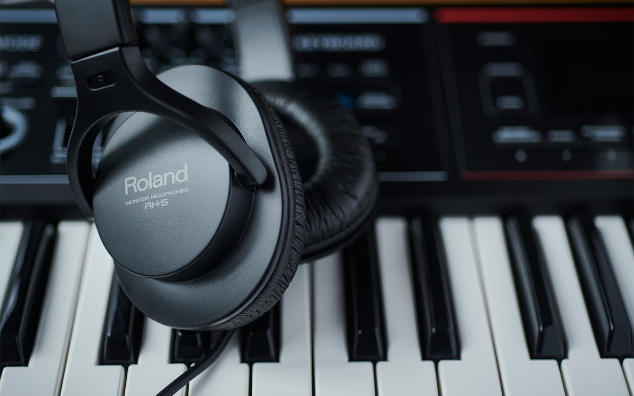 Roland RH-5 Kopfhörer – Rückansicht mit verstellbarem Kopfbügel