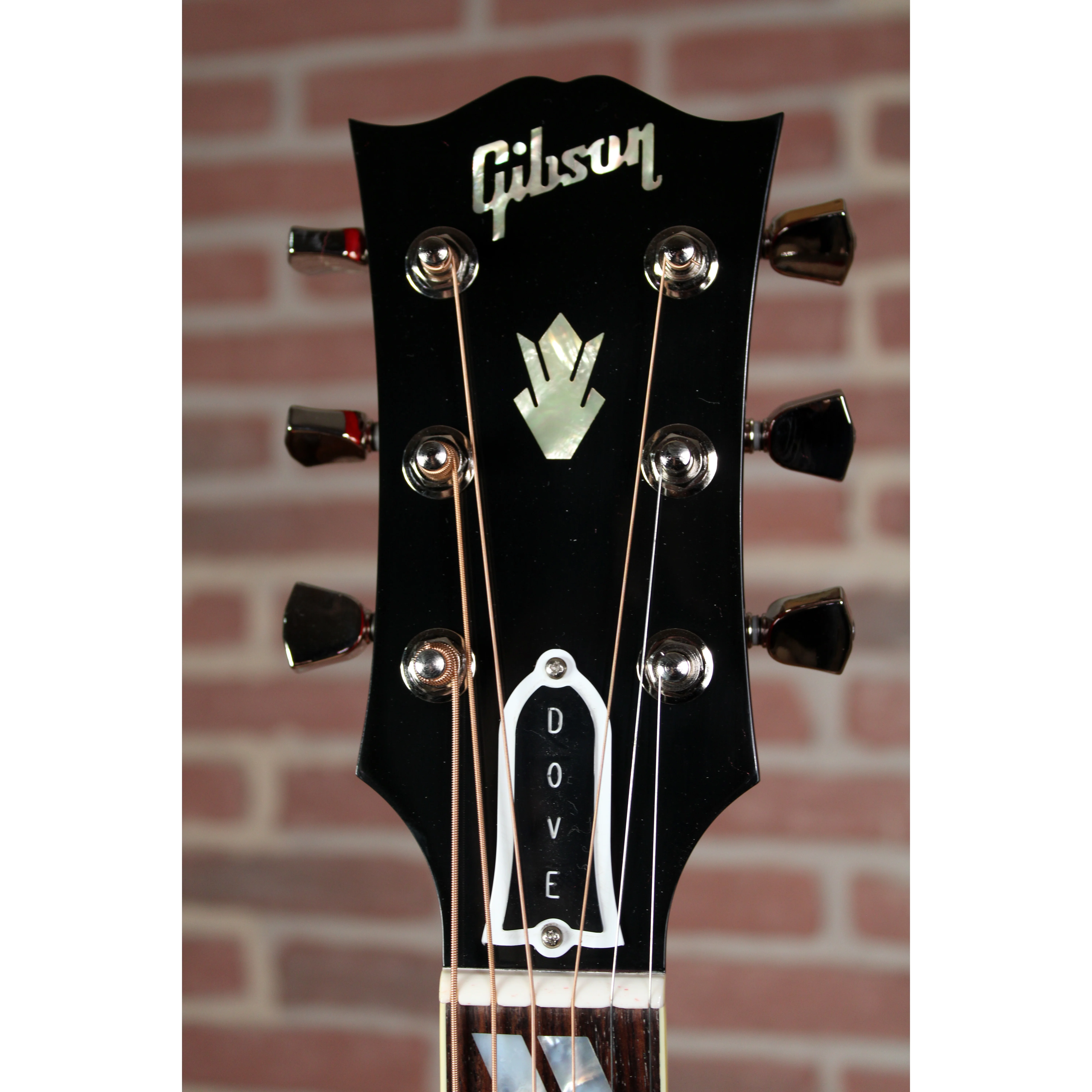 Gibson Custom M2M Dove – Double Pickguard, Vintage Cherry Sunburst Kopfplatte in frontaler Ansicht