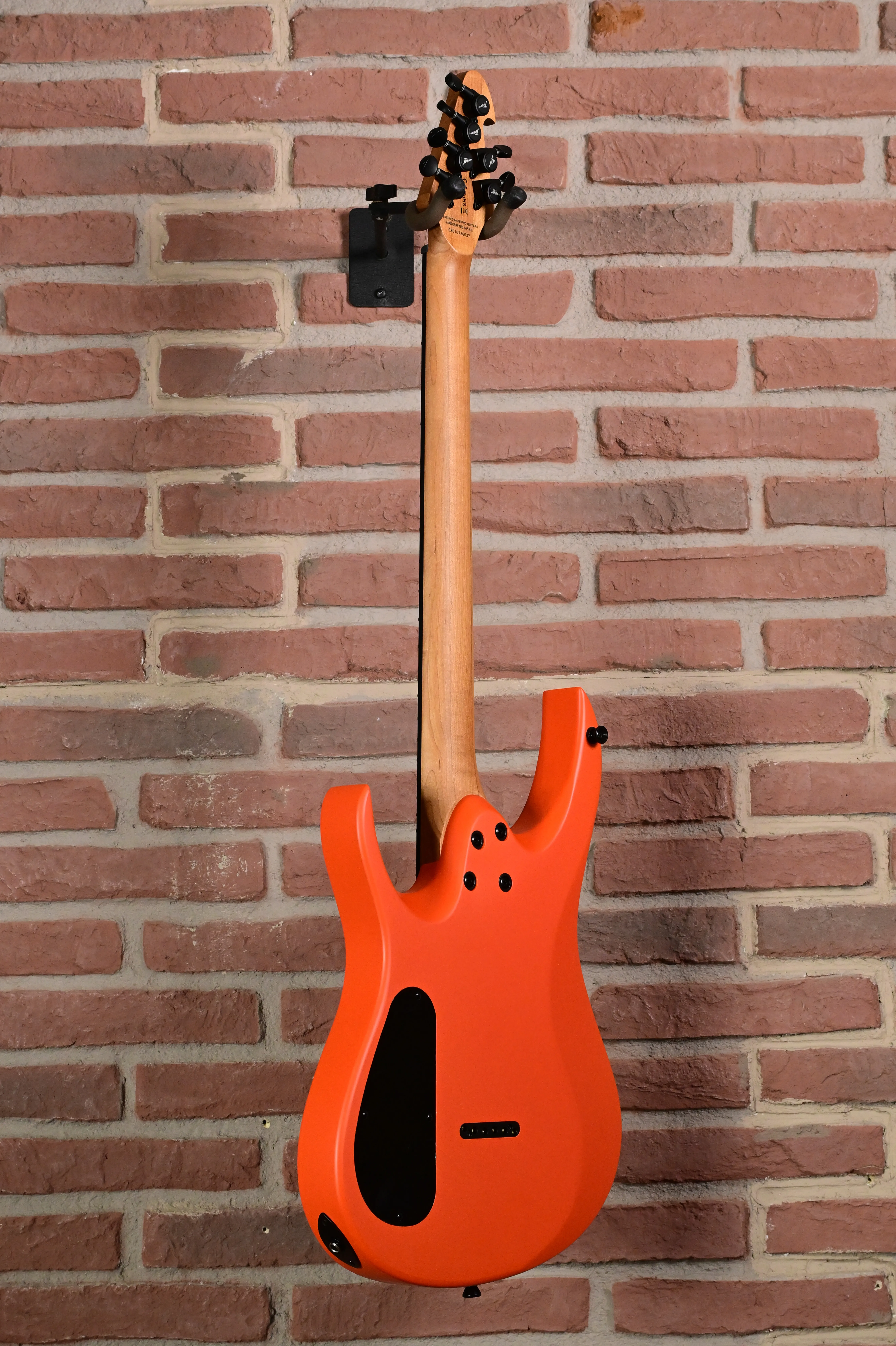 E-Gitarre, Orangefarbener Korpus, Ahornhals, Headless-Design, Schwarze Hardware