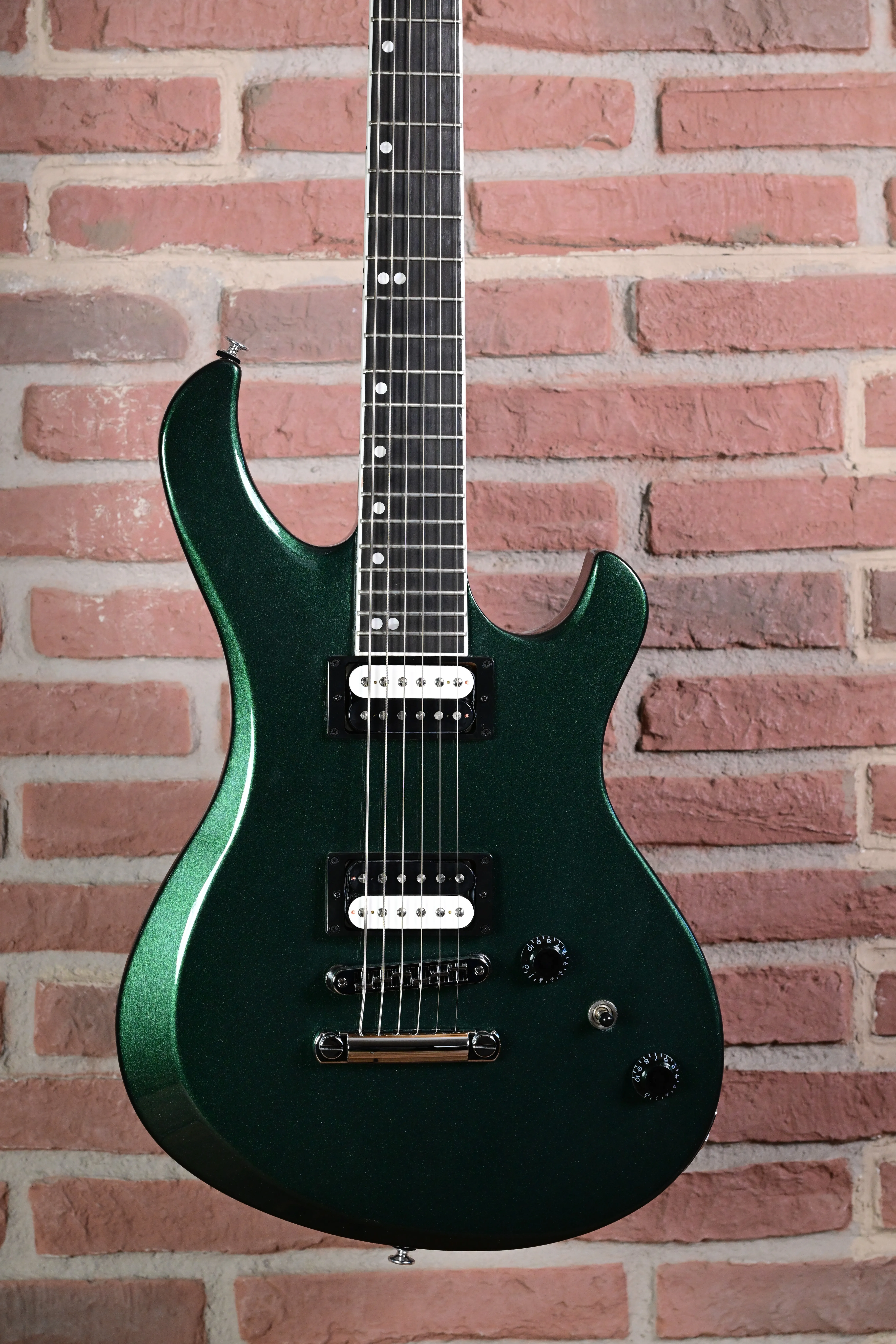 E-Gitarre, Doppelspulen-Tonabnehmer, dunkelgrün, Metallic-Lackierung, Massivkorpus