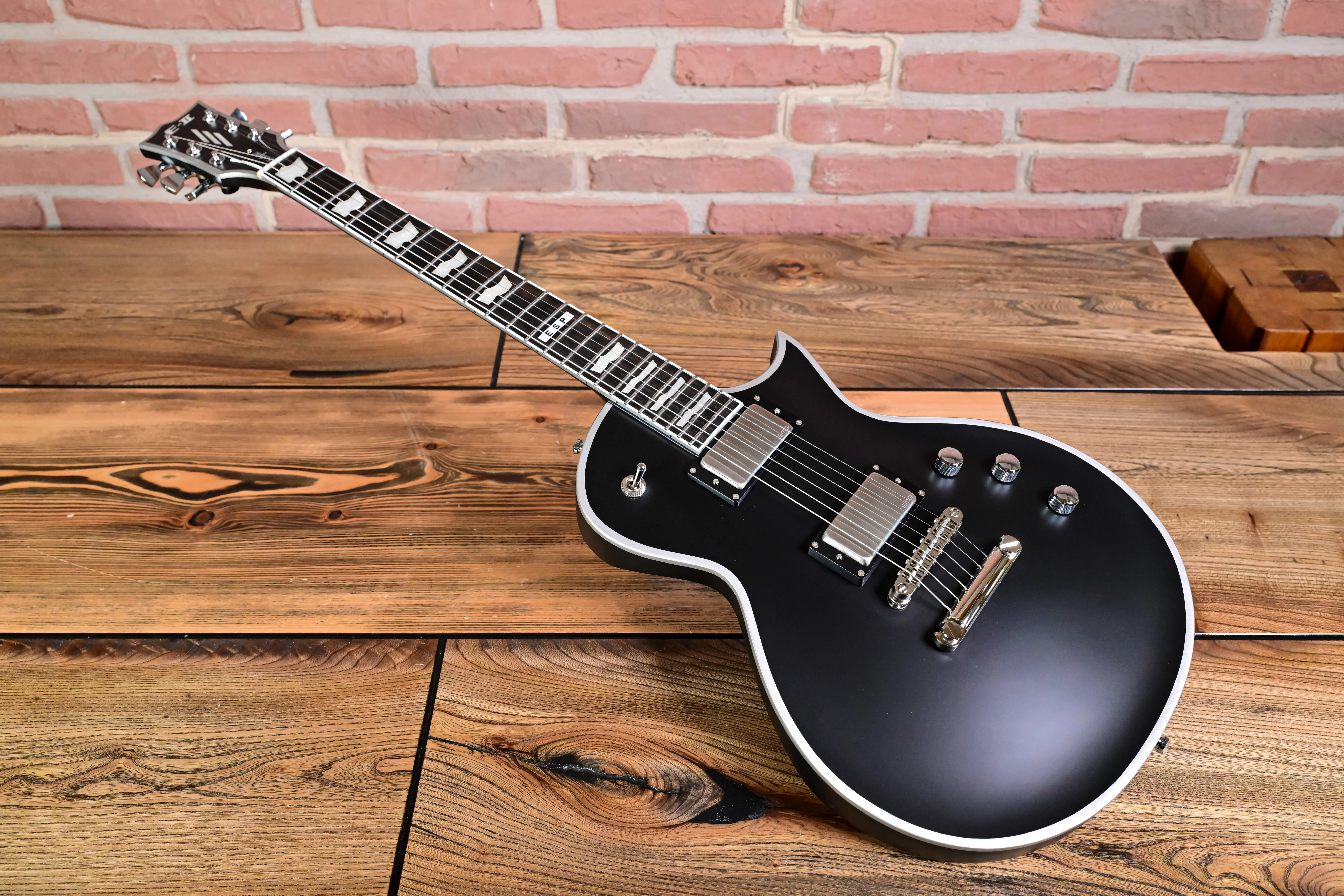 ESP E-II Eclipse BB Gitarre schräg von oben