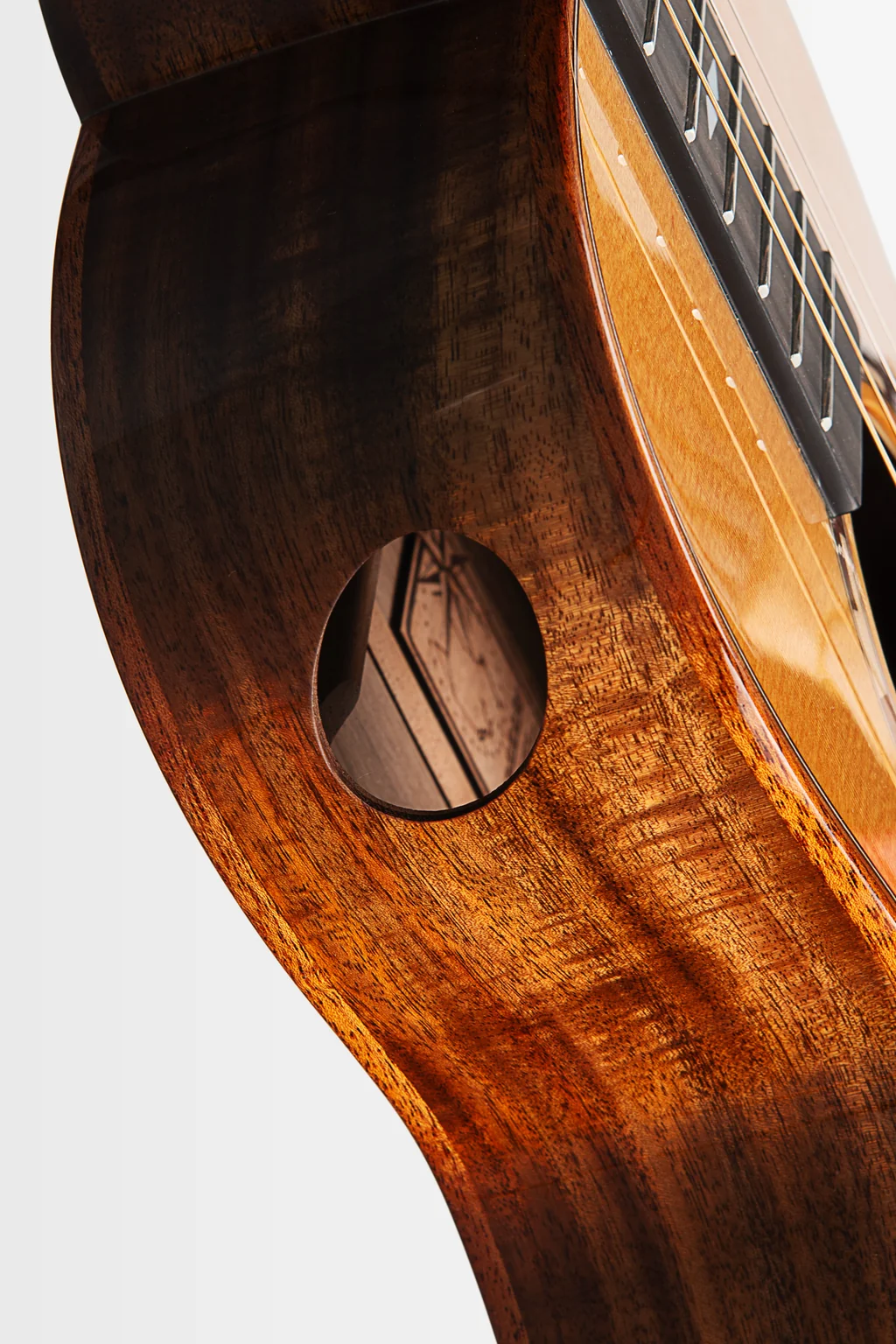 Waypoint Cedar Acacia Grand Baritone mit EQ und Hardcase