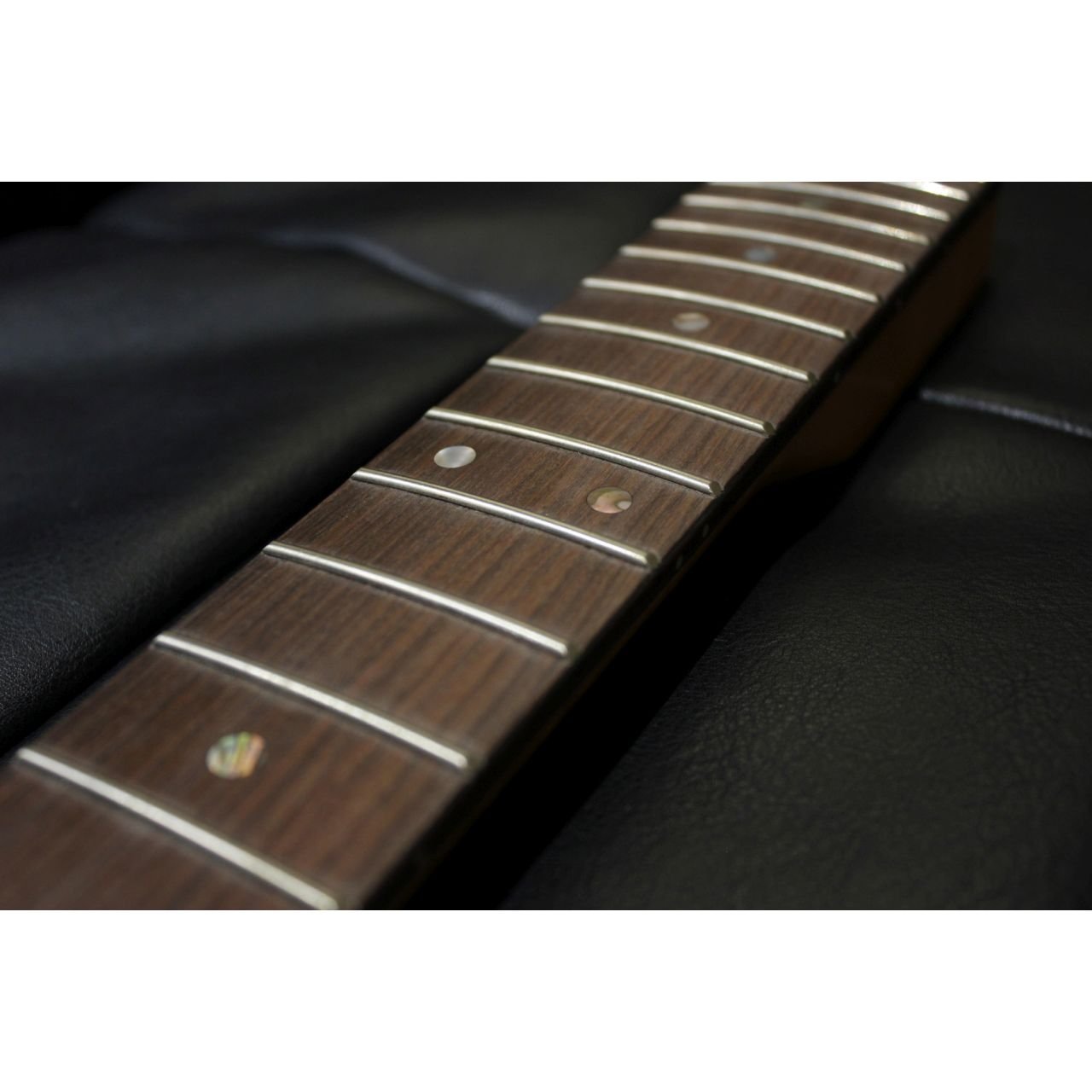 High Grade Flamed Maple Neck für ST-Style mit Pau Ferro Griffbrett, 22 Medium Jumbo Frets