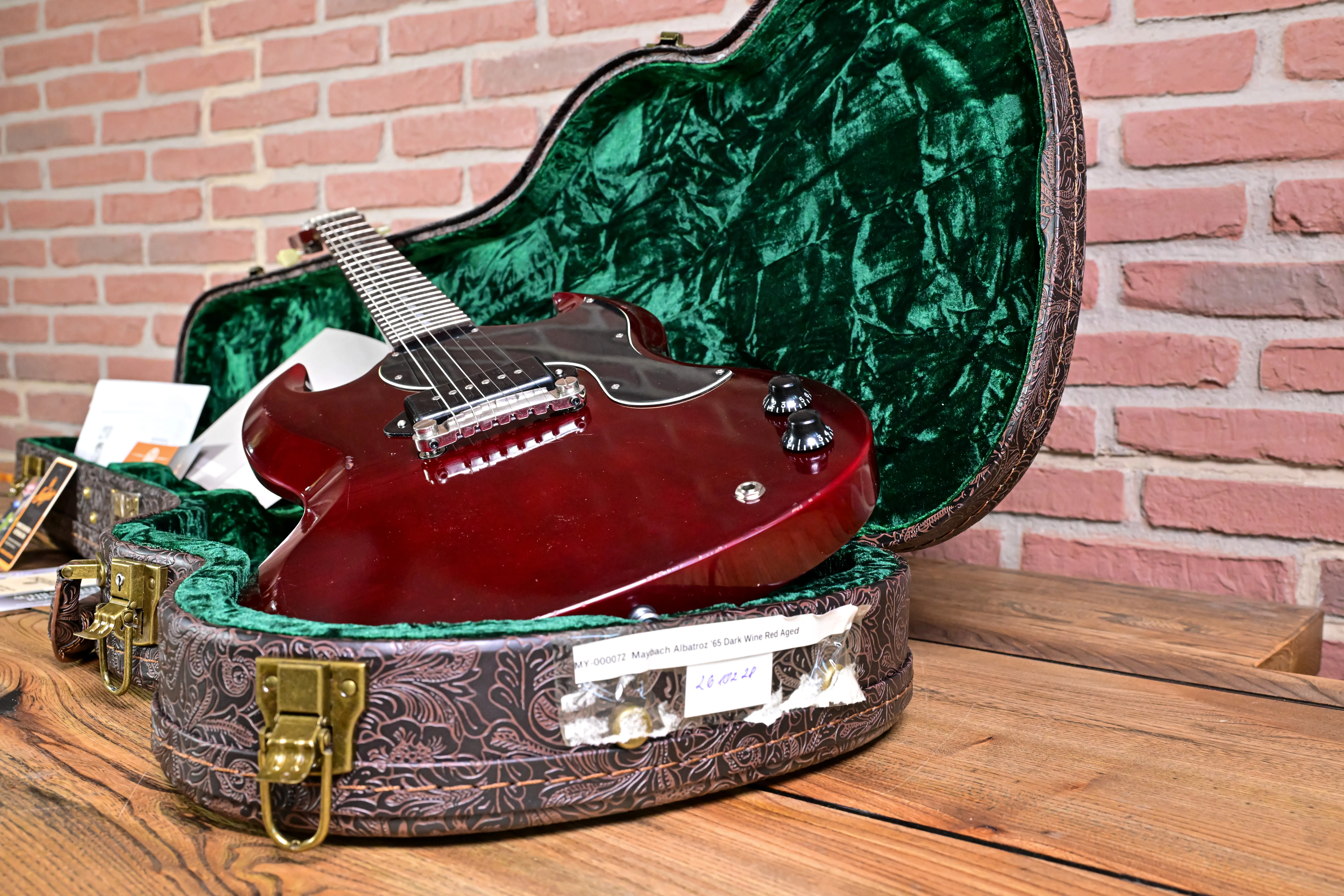Albatroz 65 Dark Wine Red Aged E-Gitarre