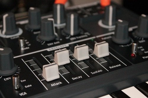 Synthesizer-Grundausstattung: Was du als Synthesizer-Beginner alles brauchst