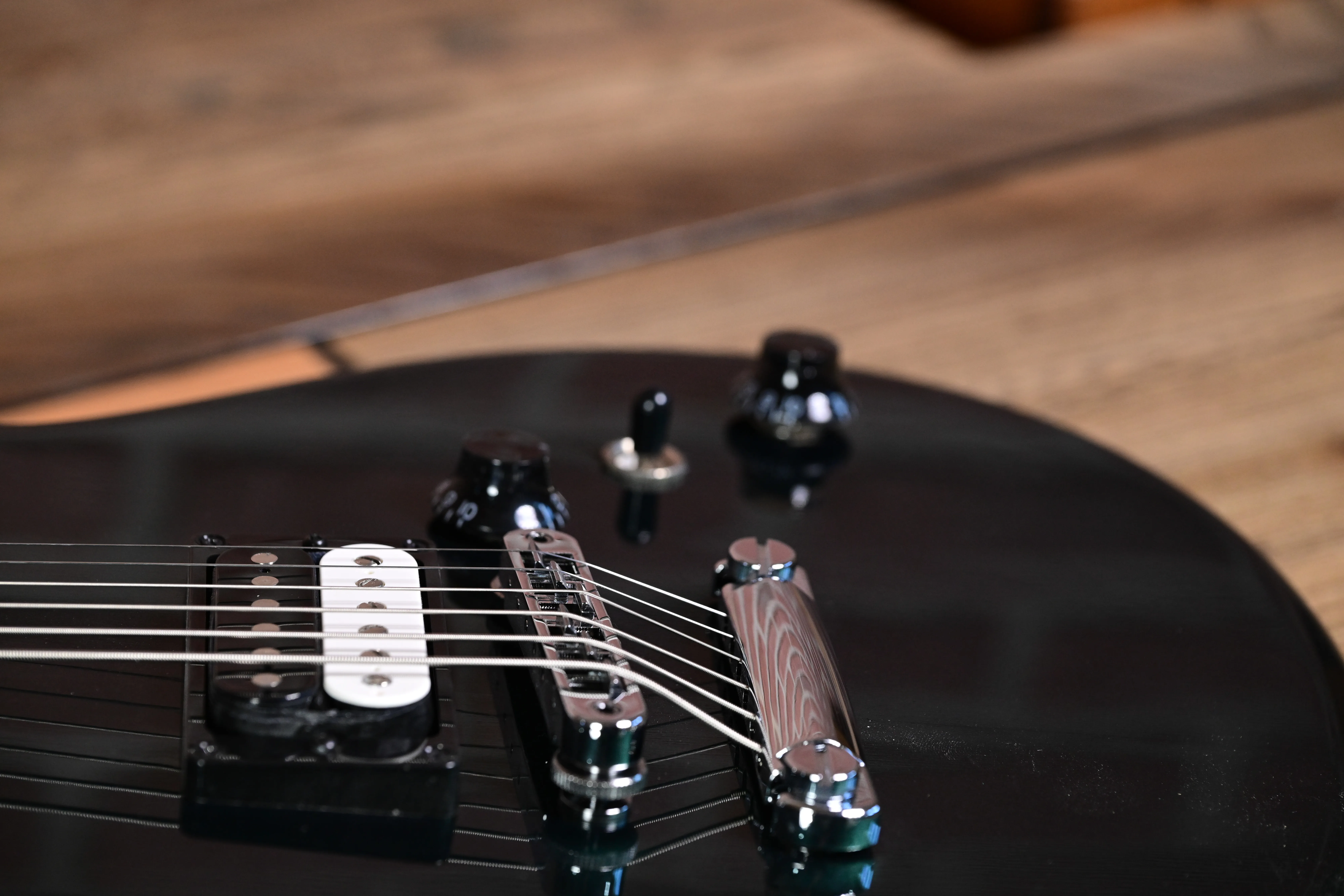E-Gitarre, schwarzer Korpus, sechs Saiten, Tonabnehmer, Chromhardware