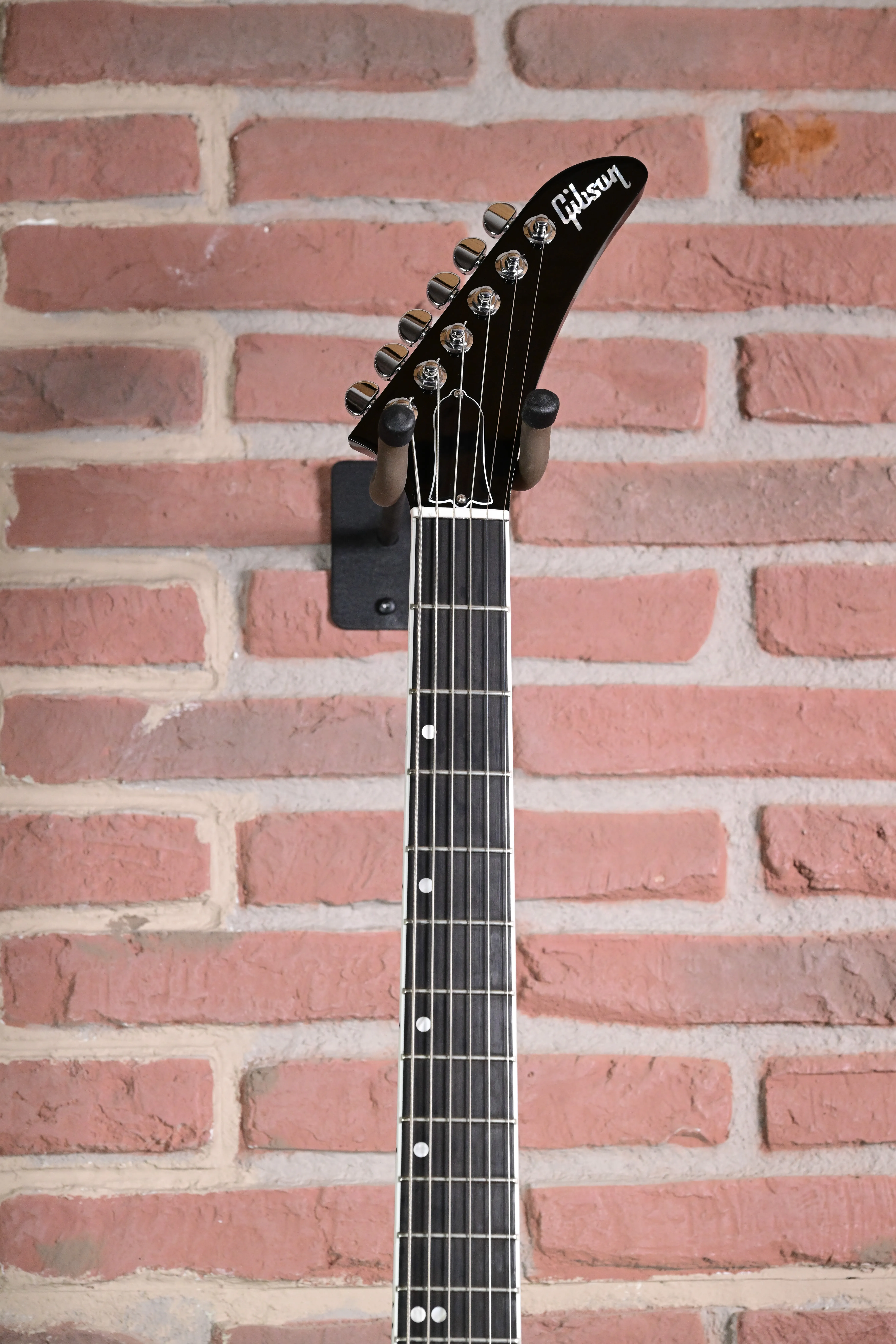 E-Gitarrenhals, schwarzes Griffbrett, sechs Saiten, helle Bundmarkierungen, Gibson-Kopfplatte