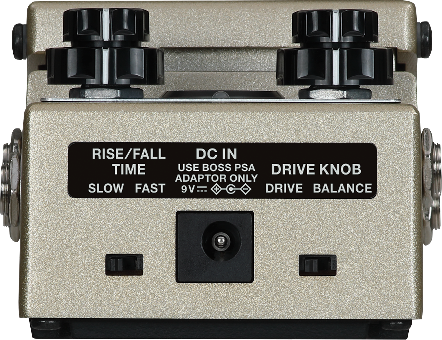 Rückansicht des Boss RT-2 mit Stereo-Ein- und Ausgängen