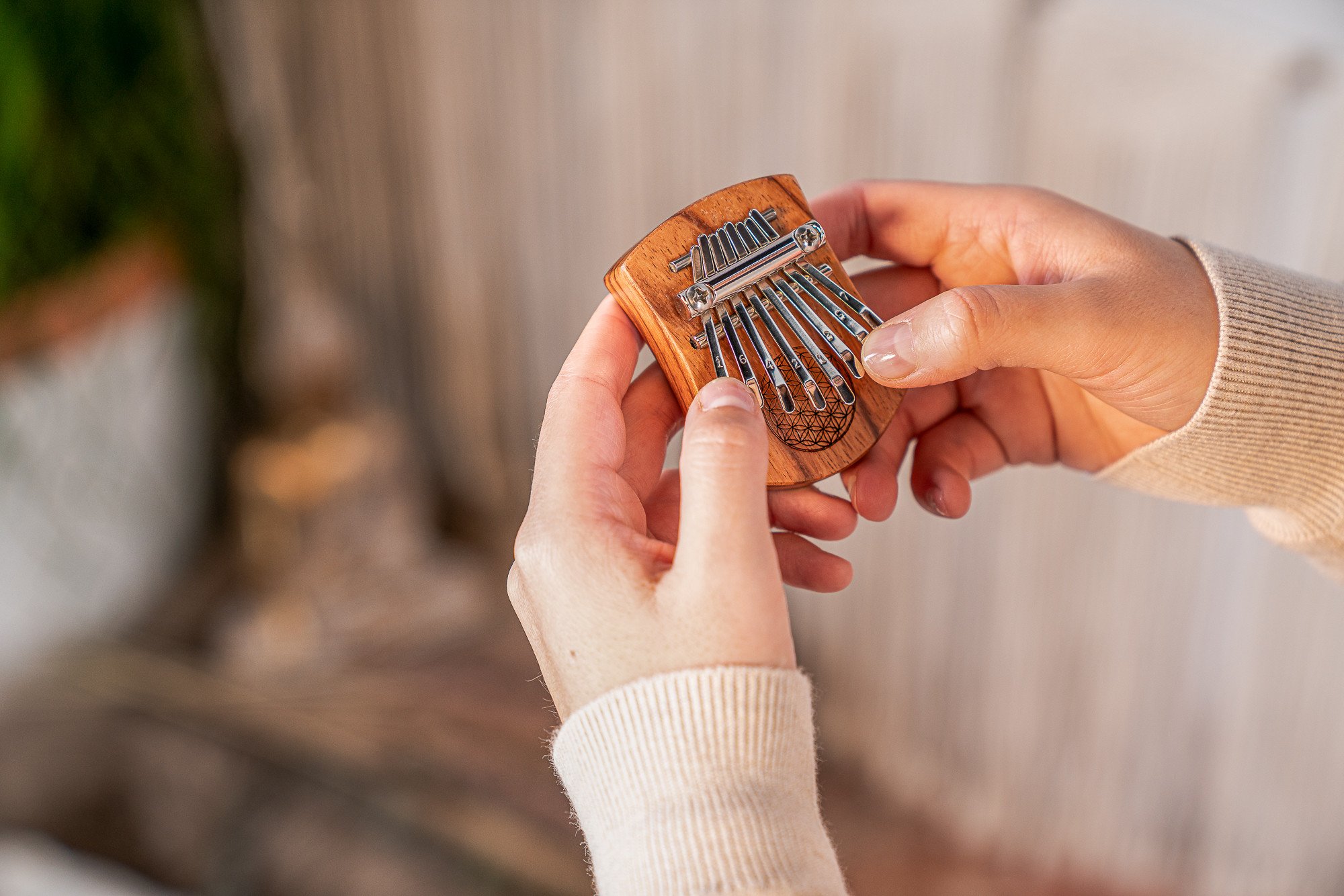 Solid "Flower of Life" Mini Kalimba - 8 Töne / rotes Zebraholz