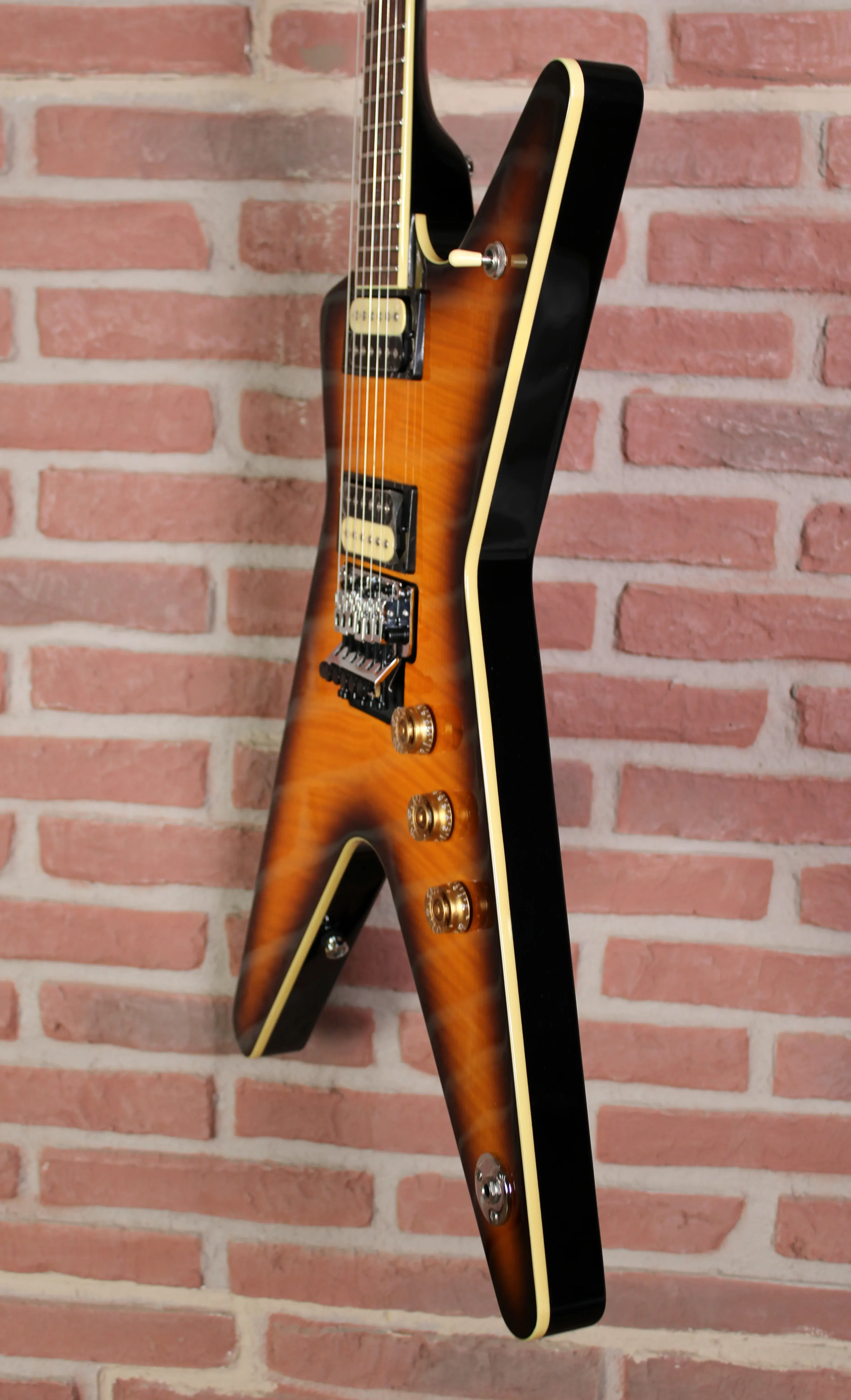 Dean Guitars ML 79 Floyd Flame Top -Seitenansicht des Gitarrenkorpus