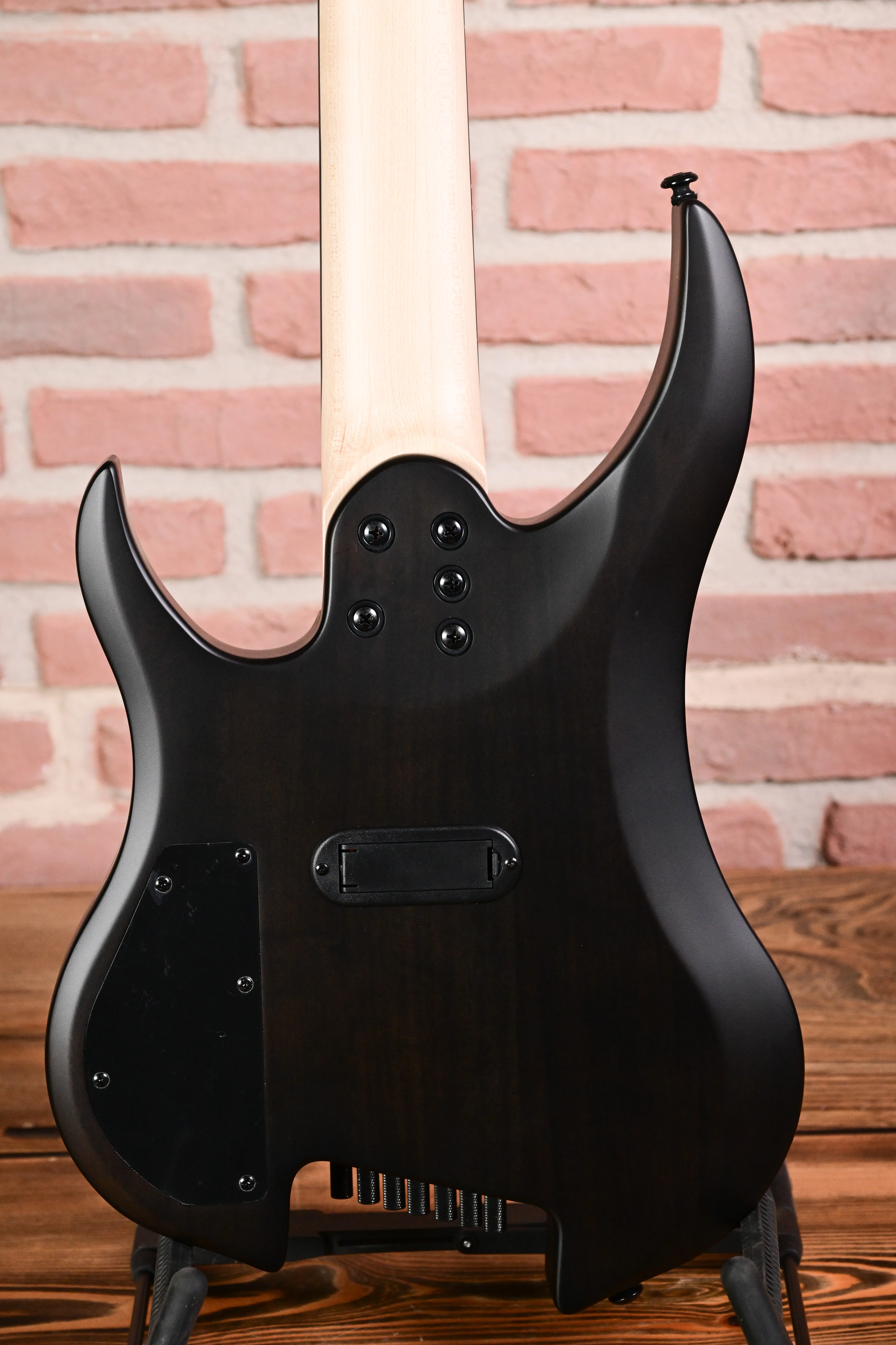 E-Gitarre, schwarzer Korpus, Holzhals, Solidbody, 6-Saiter