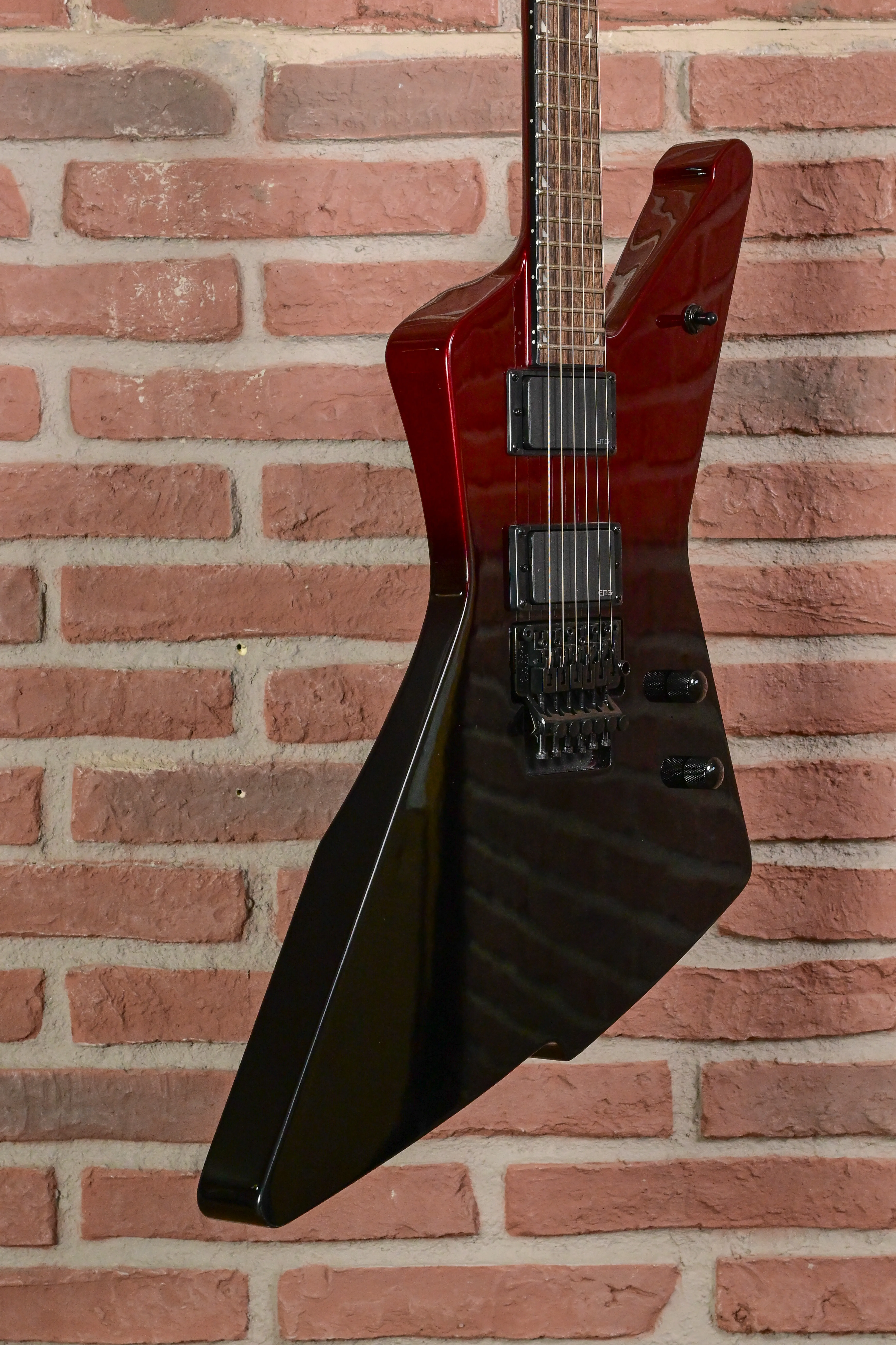 E-Gitarre, Flying-V-Form, dunkelrot-schwarz, Humbucker-Tonabnehmer, Tremolo-System
