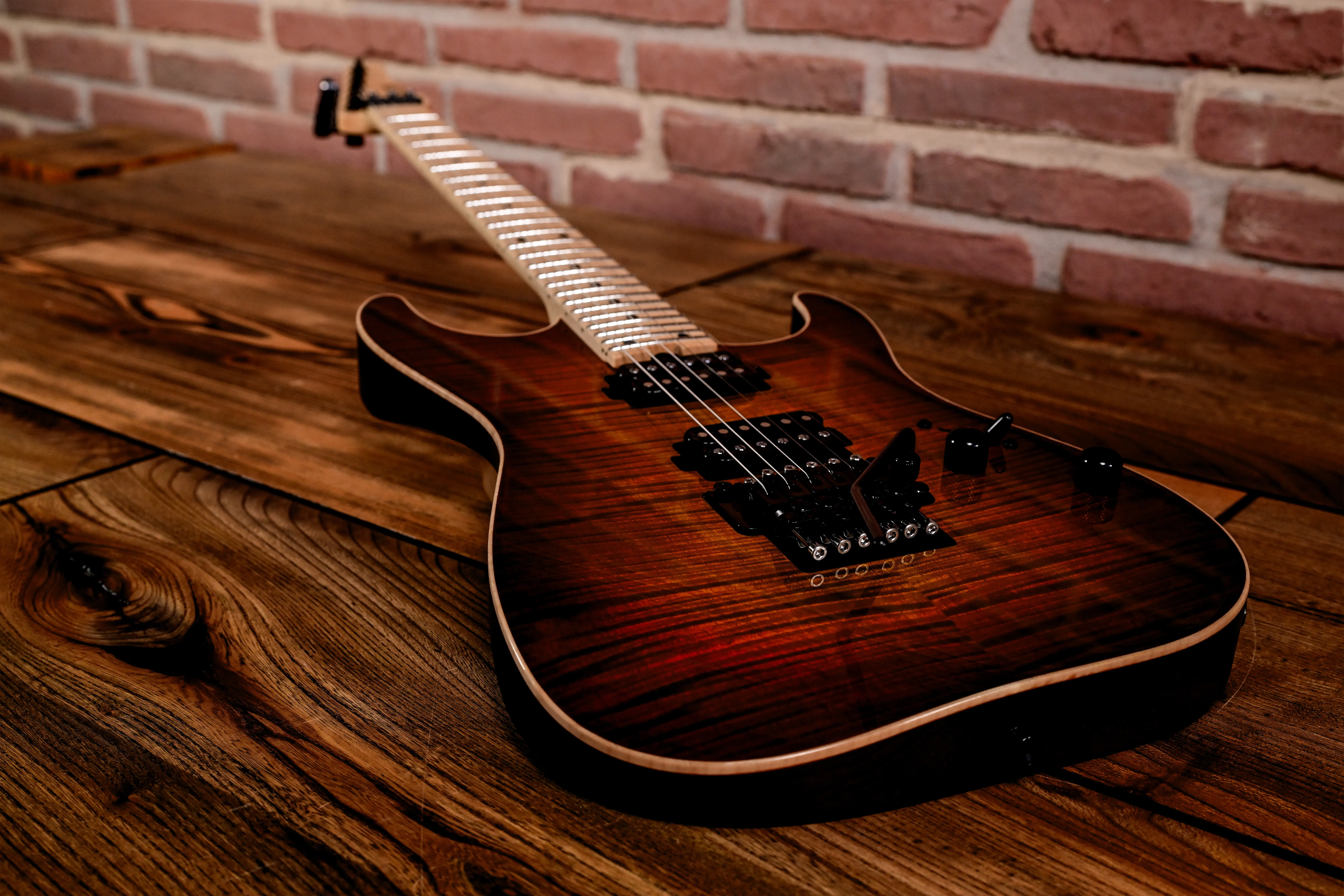 E-Gitarre, sechssaitig, Mahagoni-Finish, Humbucker, Ahornhals