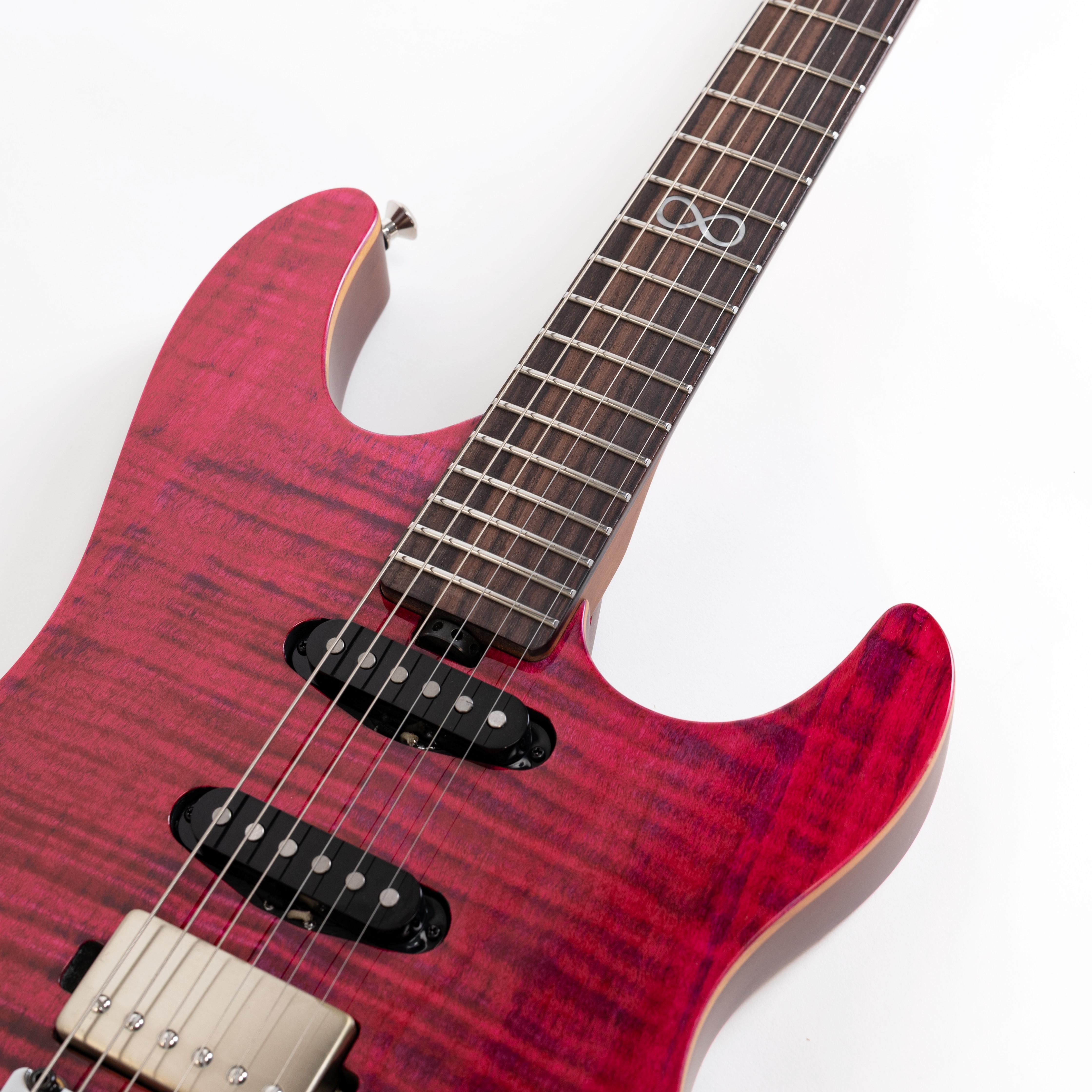 E-Gitarre, pinkes Finish, geflammte Maserung, Humbucker und Singlecoils, dunkles Griffbrett