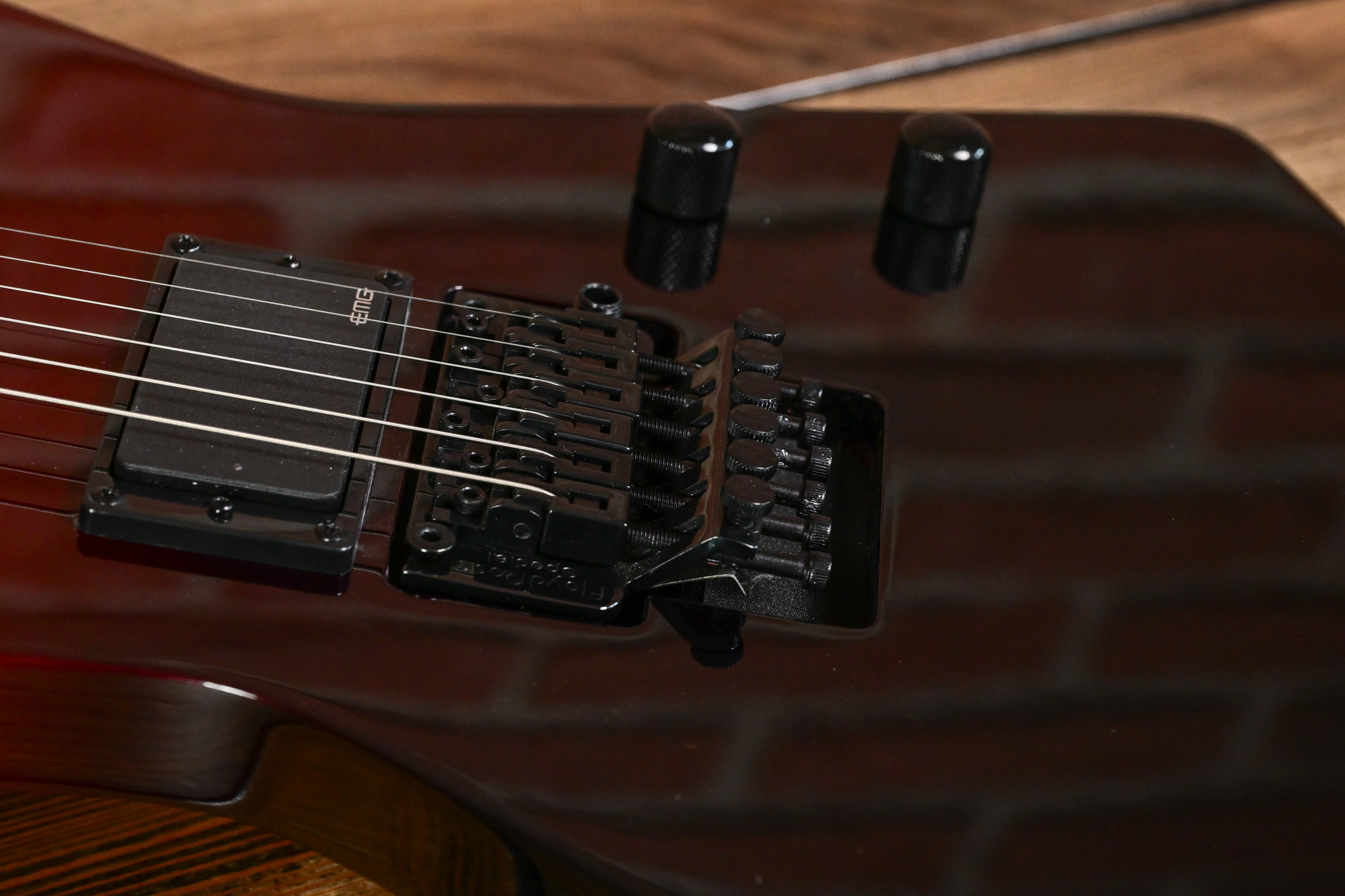 E-Gitarre, dunkelbrauner Korpus, Tonabnehmer, Floyd-Rose-Tremolo, schwarze Hardware