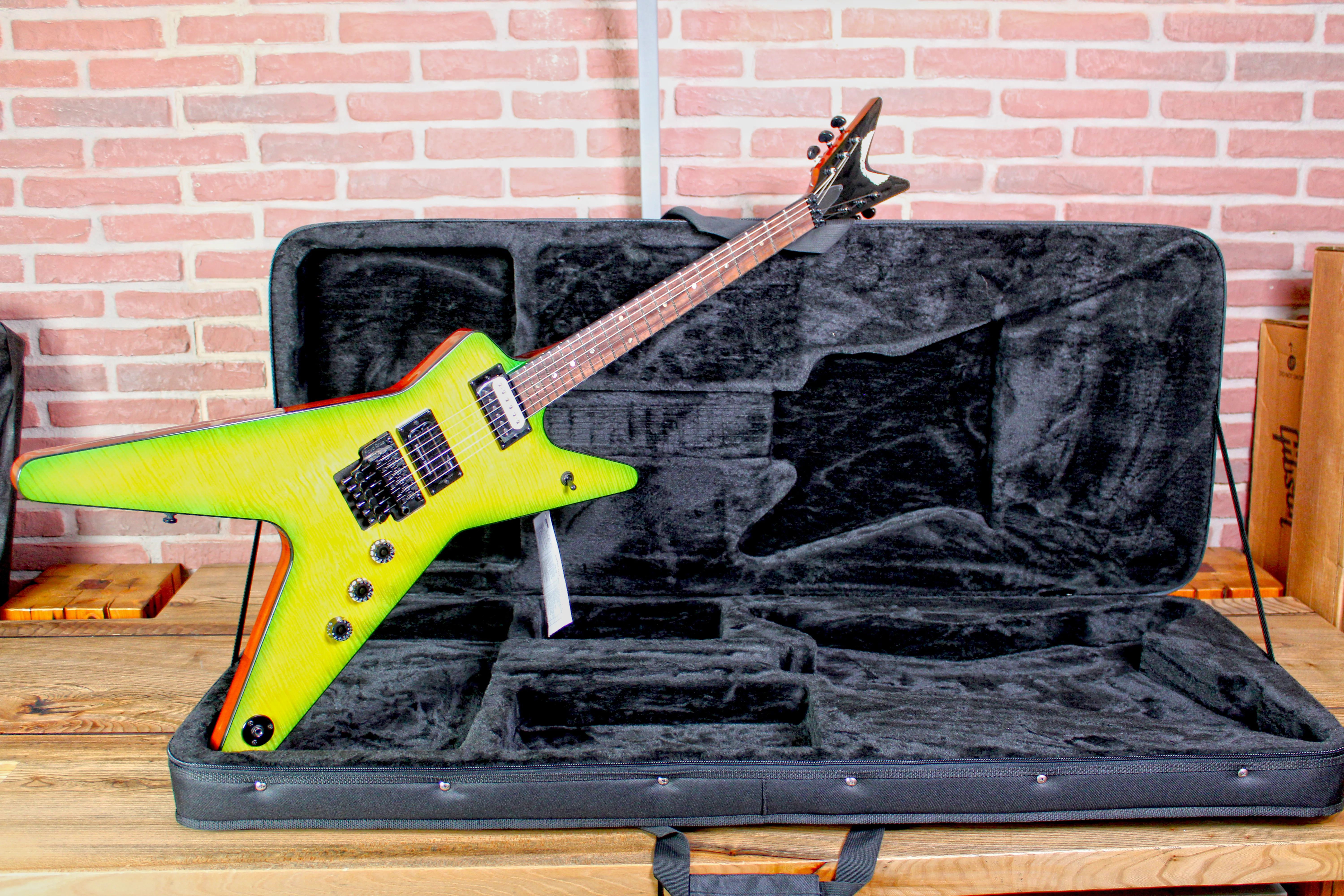 Dean Guitars Dimebag ML Dime Slime - im passenden Hartschalenkoffer