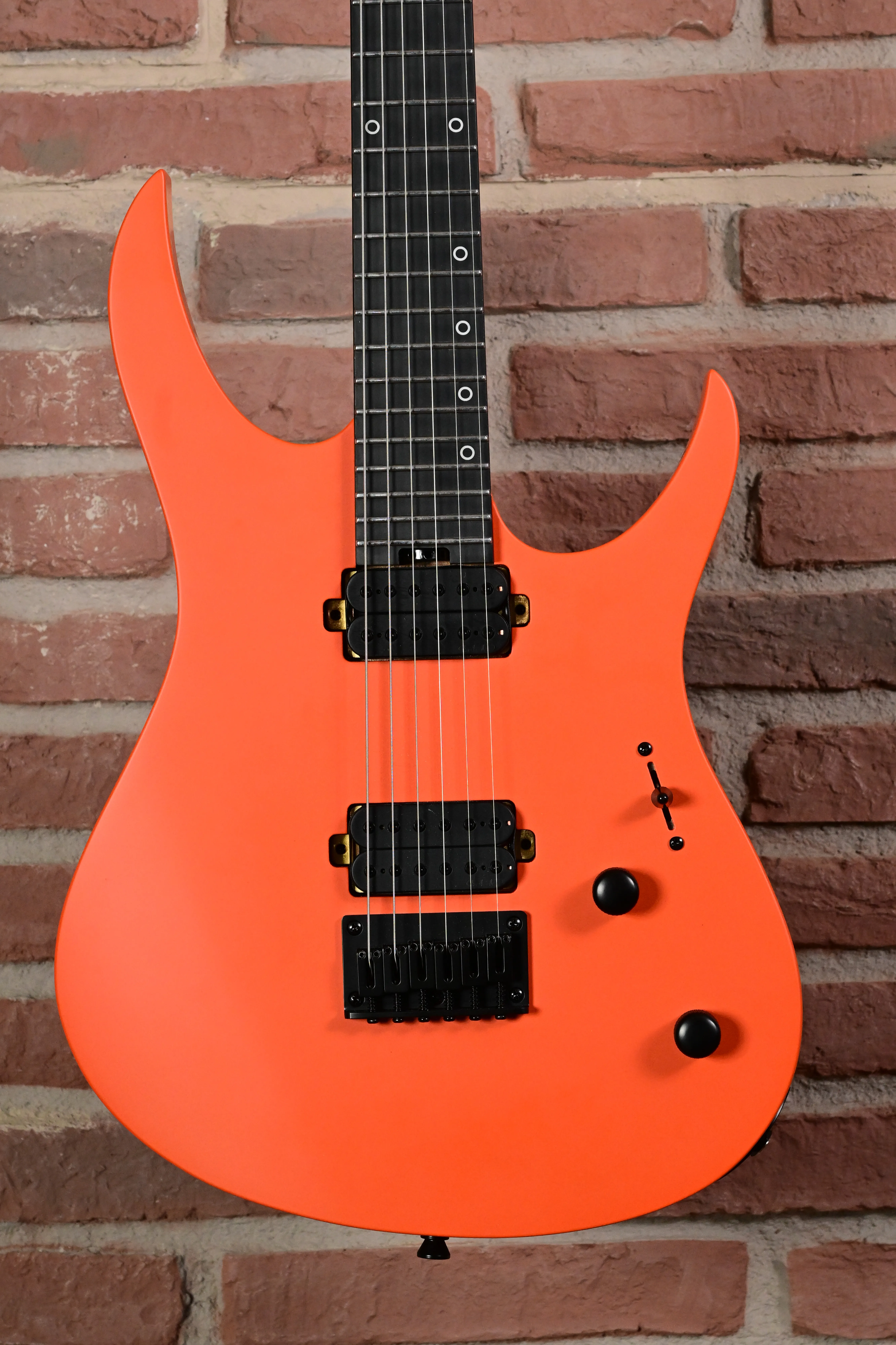 E-Gitarre, Neonorange, Doppelspulen-Tonabnehmer, schwarzes Griffbrett, Doppelausschnitt