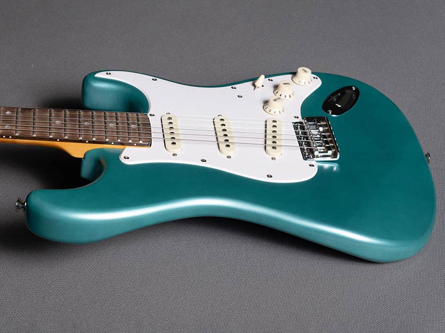 E-Gitarre, türkiser Korpus, weißes Schlagbrett, drei Tonabnehmer, Palisandergriffbrett